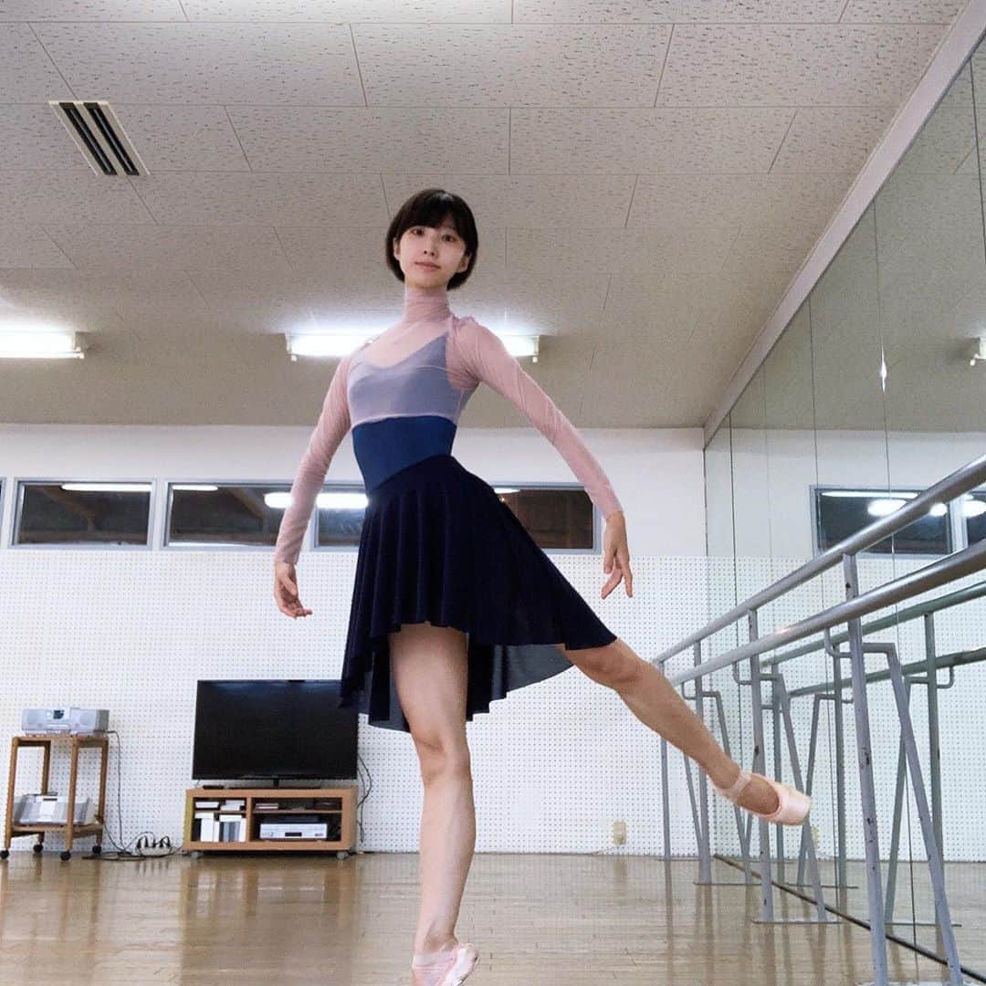 飯島望未さんのインスタグラム写真 - (飯島望未Instagram)「@chacott_jp × Nozomi Iijima Sheer top Leotard  Skirt   このシアートップスのこだわりは首の部分が 細め,長めに作られています。 首元がずり落ちてくるのが嫌いでタイトめに 作って頂きました。 レオタードは主張しすぎないタイダイプリントになっていて 着やすいです。 スカートは前がとても短めで後ろが長く脚も綺麗に見せてくれる🥺横から見ても可愛い。  #mycoreis #chacott70th #chacott」9月19日 11時22分 - nozo0806