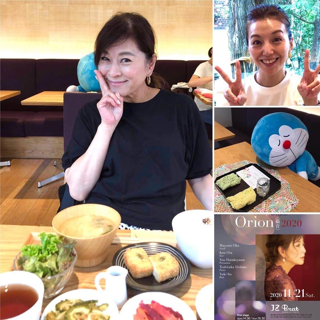岡まゆみのインスタグラム：「笹峯愛ちゃんとお寺でランチ❣️久ーしぶりにお喋りに花が咲きました🌼  ソーシャルディスタンスの為に大きなドラえもん君が活躍？寝ていました…🤣  愛ちゃんがプレゼントして下さった曲『唇に三日月を」今年もLIVEで歌いますね〜♬  お時間見つけてお出掛け下さいね❣️  入れ替え制の2回公演 お席は対面を無くして、半数になっております。お早めのご予約がよろしいかと思います。  2020年11月21日土曜日 場所: 渋谷　セルリアンタワー東急ホテル2階. JZ Brat  時間:  1回目　Open 14時30分　 Start 15時30分   2回目　Open 18時　Start 19時  JZ Brat SOUND OF TOKYO  📞　03-5728-0168(平日15時〜21時) 💻　　http://www.jzbrat.com/reserve/ (24時間受付)  元気にお会いできますこと、楽しみにしております❣️  #笹峯愛#お寺でランチ#金剛院#なゆた#唇に三日月を#Orion#ドラえもん#岡まゆみ」
