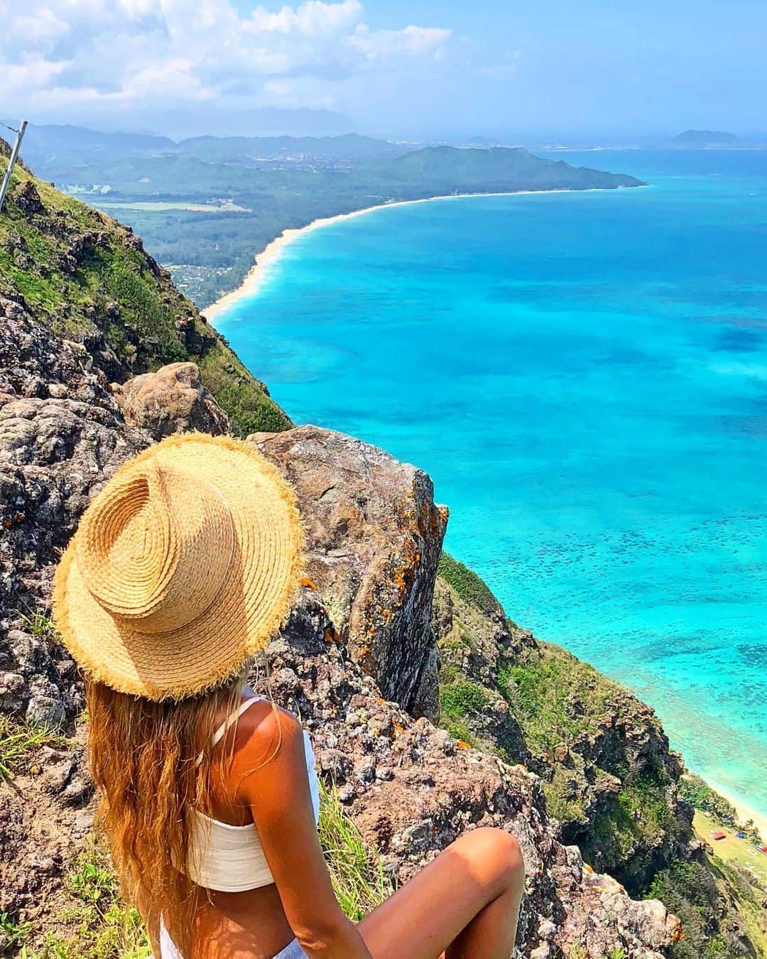 shihoのインスタグラム：「💙💠💙💠💙 ・ 写真を見返すと どこも懐かしく恋しく感じちゃうHawaii。 ・ 次回のHawaiiは 空白の時間を取り戻すため 行きたいとこ食べたいものだらけで いつも以上に大忙しになりそーう😂笑 それがまた楽しい♡ ・ #hawaii#islandofoahu#oahu#ハワイ#trip #オアフ島#travel#loco_hawaii#travel_jp #funtorip#タビジョ#旅MUSE#genic_travel #genic_mag#たびねす#旅行#genic_hawaii #beach#genic_beach#bluesky#oahuhawaii #tabijyomap_hawaii#lealeahawaii#2020」