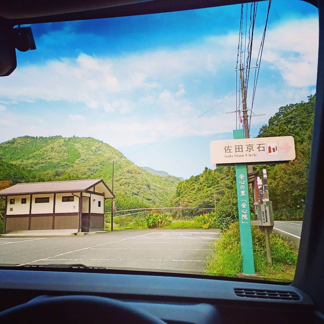 松本隆博のインスタグラム：「。 ここち良か～～(˙◁˙) やっと過ごしやすい季節に なりました。 エアコン不要で風が気持ち 良い(^○^)  そろそろ無駄に車中泊したく なる季節到来。。┌(┌＾o＾)┐  大分～別府～宇佐～臼杵～愛媛 と独り旅しています(*˘︶˘*).｡.:*  ～人生遊歩道～」