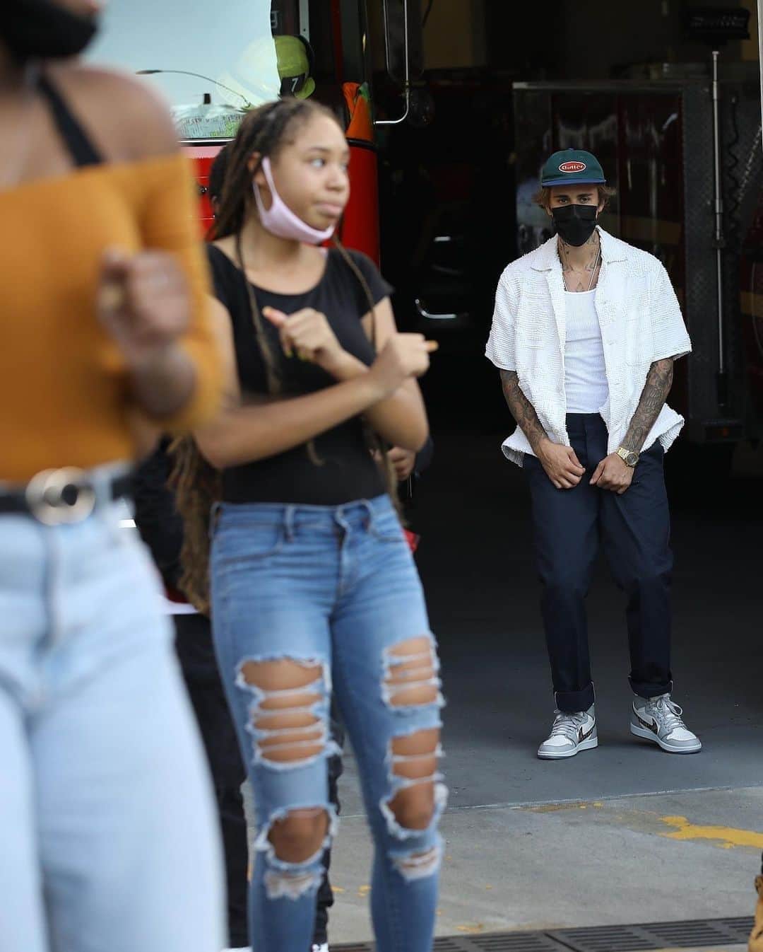 Just Jaredさんのインスタグラム写真 - (Just JaredInstagram)「@justinbieber surprised a group of fans who were performing his new song “Holy” outside of a fire station on Friday. #JustinBieber Photos: Backgrid」9月19日 11時35分 - justjared