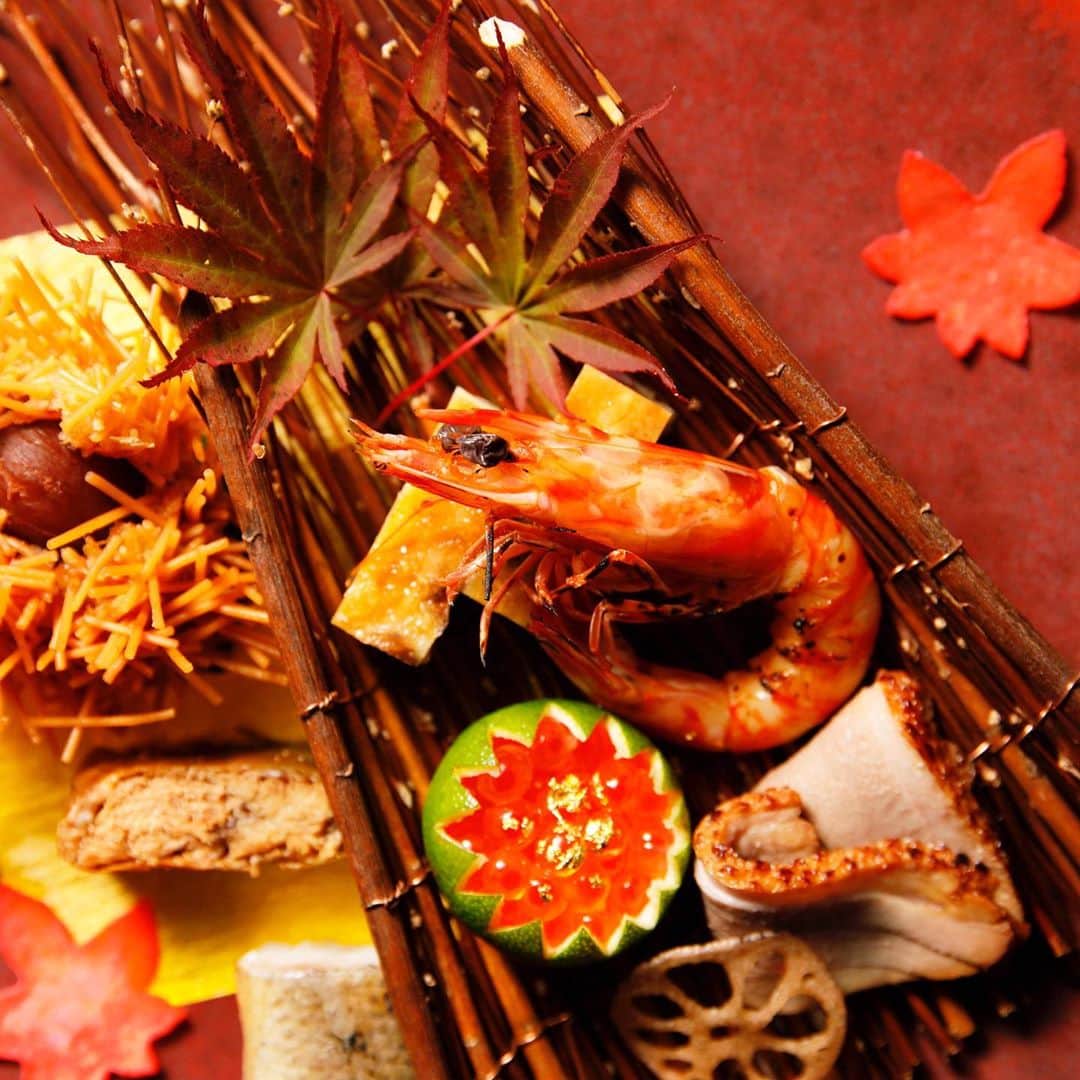 hotel nikko kanazawa ホテル日航金沢さんのインスタグラム写真 - (hotel nikko kanazawa ホテル日航金沢Instagram)「. 秋を愉しむ＠弁慶 . 最近は朝晩が肌寒く感じる日が増えてきており、秋の訪れを感じますね。 皆さま、体調管理にはお気をつけてお過ごしくださいね。 . 6階"弁慶"ではこれからの季節にぴったりな『秋の旬会席』をご用意しております☺️ . 秋の味覚の王様「松茸」、鱧、才巻海老のはいったお出汁が香る土瓶蒸しや冬瓜や揚げ里芋に毛蟹の餡掛けをかけた焚合、焼物は炉端カウンターで焼き上げた黒毛和牛と木ノ子の朴葉焼、お食事は秋鮭とイクラを贅沢に使用した土鍋御飯を。 . ※写真はイメージです。 . . #ホテル日航金沢#弁慶#秋の旬会席#旬#秋#会席#和食#日本料理#日本庭園#ディナー#ホテルディナー#金沢ディナー#金沢グルメ#金沢#hotelnikkokanazawa#benkay#dinner#hoteldinner#kanazawa」9月19日 11時38分 - hotelnikkokanazawa