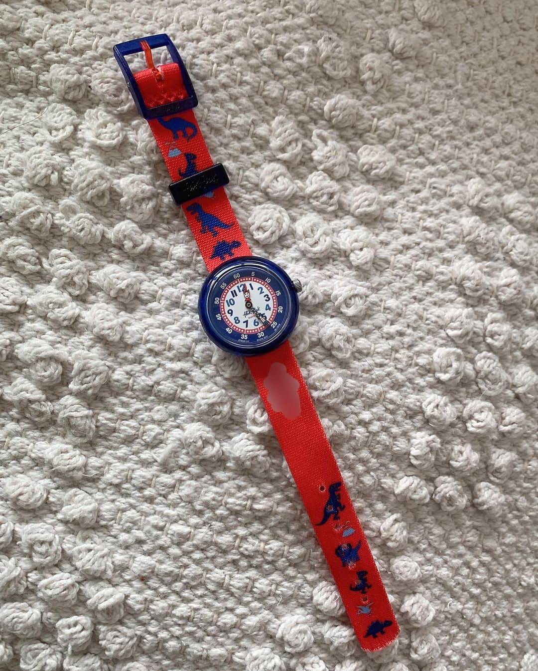 春名亜美さんのインスタグラム写真 - (春名亜美Instagram)「新しい腕時計つけて嬉しそう☺️⌚️  腕時計は、 @flikflak のkids時計🦖 名入れが出来たので息子の名前を入れました♡ ・ ・ ・ #flikflak #フリックフラック #キッズ時計」9月19日 11時39分 - amiharunaami