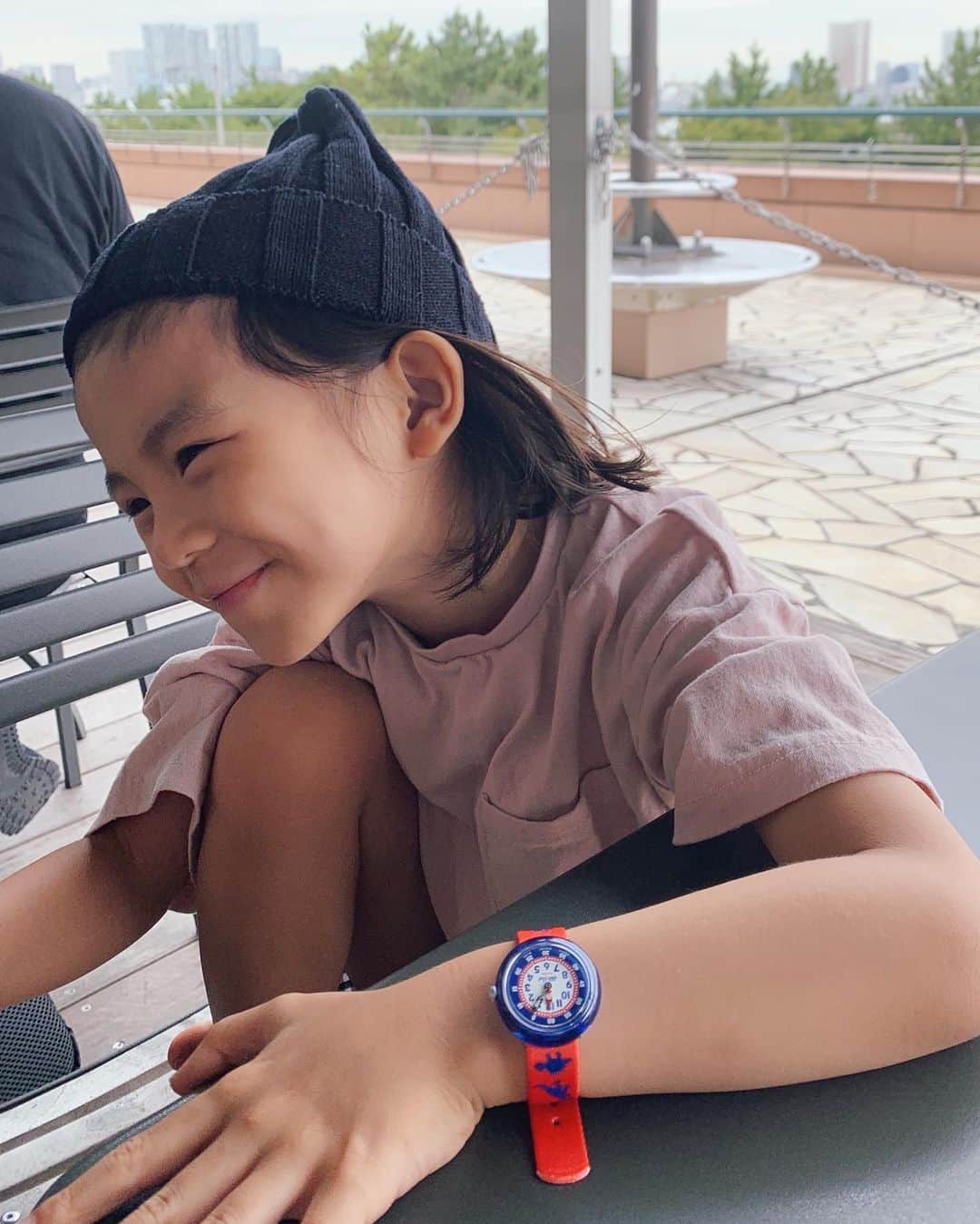 春名亜美さんのインスタグラム写真 - (春名亜美Instagram)「新しい腕時計つけて嬉しそう☺️⌚️  腕時計は、 @flikflak のkids時計🦖 名入れが出来たので息子の名前を入れました♡ ・ ・ ・ #flikflak #フリックフラック #キッズ時計」9月19日 11時39分 - amiharunaami