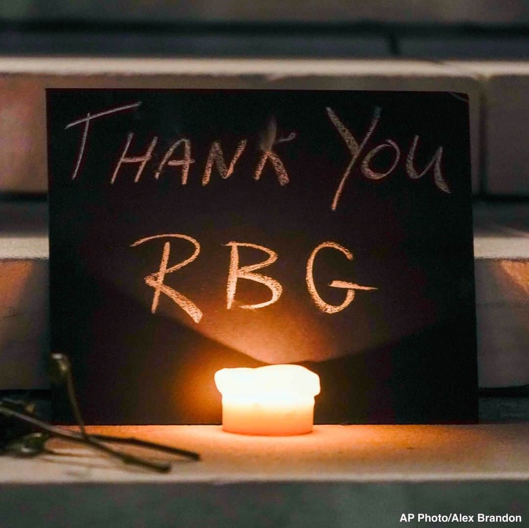 ABC Newsさんのインスタグラム写真 - (ABC NewsInstagram)「Mourners hold a candlelight vigil outside the Supreme Court following the passing of Justice Ruth Bader Ginsburg. #ruthbaderginsburg #rbg #supremecourt」9月19日 11時43分 - abcnews
