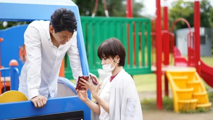 昆夏美のインスタグラム：「. YouTubeにて NiziUのMake me happyのMVを @kinami_sayaka ちゃんと @ryunosuke_onoda くんと マネしてみました🤣 . 撮影も編集も全てやってくれたさやちゃん。 撮影2日前にギックリ腰になったのに アイドルしてくれたりゅう。 ありがとうー！！ . 撮影からロケハンから 衣装、小道具集めから編集まで 全部自分たちで頑張りました！ . YouTubeには アップしてないけど メイキング映像を🎥 (これもさやちゃんが編集したくれた本当にこの人すごい) . RIKUパートの衣装は まさかの2013レミゼのカンパニーTシャツです笑 色味が似てたんだ！笑」