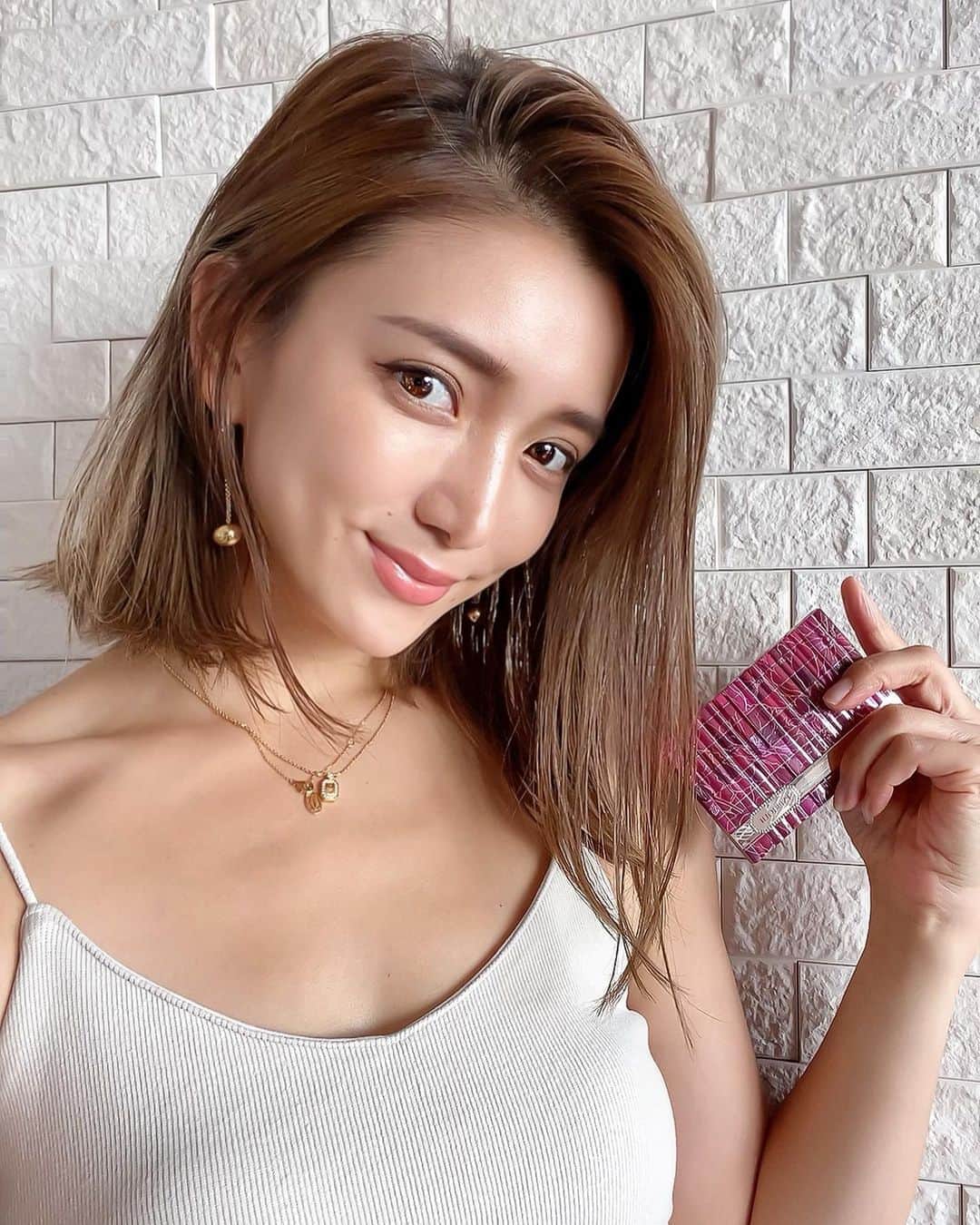 谷口紗耶香のインスタグラム：「エスプリークの 毛穴レスファンデ🤍  シンクロフィット パクト UV が抜群に良い✨  ・ マスクをしても崩れないし、 どんなコンディションの肌にも溶けこむように密着してくれて 抜群の化粧のりを実現するパウダーファンデーション🤍  こんな「毛穴レスファンデ」待ってた〜っ💕 って感じで、 ササッと塗って、 「ヨレない」「厚塗り感もない」 魔法のようなパウダーファンデだから みんなにもぜひオススメしたい‼︎  3タイプから選べるから 色々試してみて〜✨ ・  @esprique_official   #esprique_partner #エスプリーク #シンクロフィットパクトUV #毛穴レスファンデ #パウダーファンデーション」