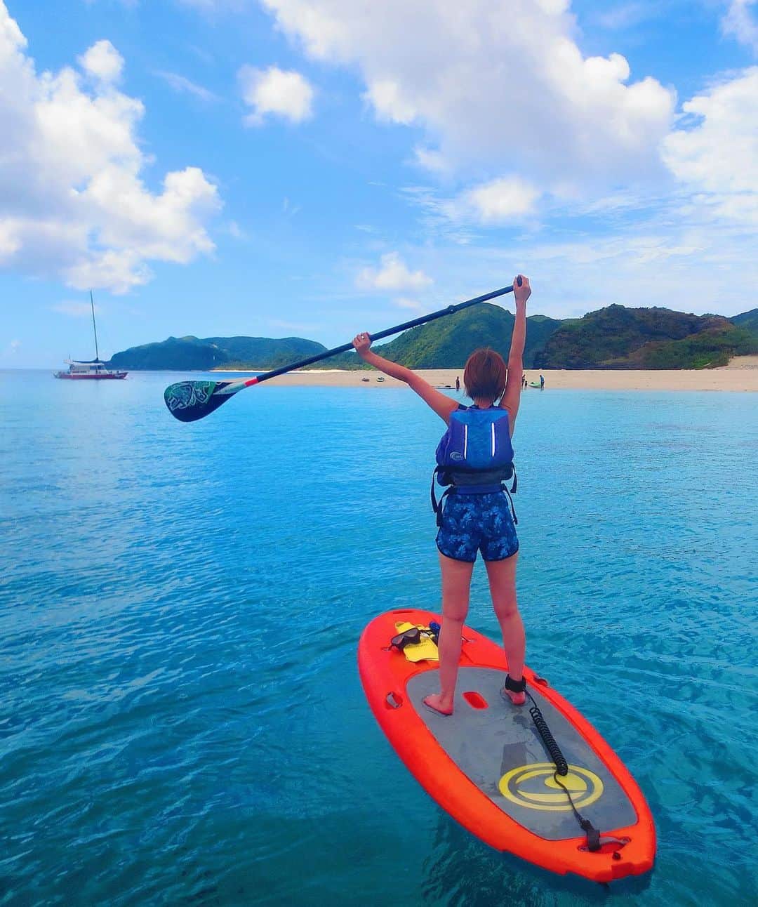 上妻未来さんのインスタグラム写真 - (上妻未来Instagram)「とりあえず、焦げた。  SUPで無人島まで渡ったよ🏝 海底が深いところは海の色が黒くなってて怖かったけど、 カメラを向けられとこの笑顔。 だけど本当はビビってる。  #青で埋まっていく#投稿 #sup#無人島の旅#アクティブ女子 #旅女 #ソトアソビ #秋は何しよう」9月19日 11時54分 - kozuma.m
