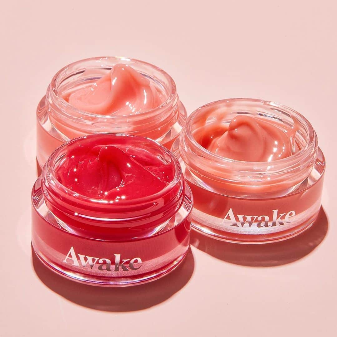Tarte Cosmeticsさんのインスタグラム写真 - (Tarte CosmeticsInstagram)「Show your lips some extra love with our NEW @Awakeskin Stock Up This Kissmas vegan lip mask trio ✨ This set features 3 of our best-selling daytime lip mask in limited-edition scents! ✨ creamy formula melts onto lips with a hint of color 💧 delivers all day, 12-hr hydration 🍇 coats lips in a nourishing blend of olive, argan, rosehip & raspberry seed oils 🍊 available in 3 scents: raspberry, mixed berries & grapefruit Shop now on Awakebeauty.com for only $15 USD (a $24 USD value)! #bottledbeautysleep #awakebeauty」9月19日 11時54分 - tartecosmetics