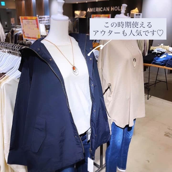 キャナルシティ博多さんのインスタグラム写真 - (キャナルシティ博多Instagram)「＼新店　アメリカンホリック⭐︎SILVER WEEK FAIR／ 朝夕は気温が20度を切っていよいよ秋本番！🍁  今日、何を着ようか…そんな毎日の悩みはアメリカンホリックのアイテムで解決です！  オトナの日常着を提案するアメリカンホリックにはON/OFF兼用できる優秀アイテムが勢揃い。  さらにSILVER WEEK FAIR期間中はヒット商品がさらにお求め安くなっています🌟  キャナルシティ博多では22日(火・祝)まで、f-JOYポイントが5倍たまるイベントを開催中なので、お得に買えてポイントもたまりますよ😆  #キャナルシティ博多 #キャナルシティ #キャナル #canalcityhakata #canalcity #canal #福岡 #博多 #天神 #福岡観光 #福岡買い物 #ショッピング #アメリカンホリック #AMERICANHOLIC #アパレル #ファッション #秋服 #シャツコーデ #羽織り #シャツ #onoff兼用 #オフィスカジュアル #カジュアルコーデ #コーディネート #シャツコーデ #シルバーウィーク #silverweek #秋色コーデ #秋服コーデ #ワンピース」9月19日 12時00分 - canal_city