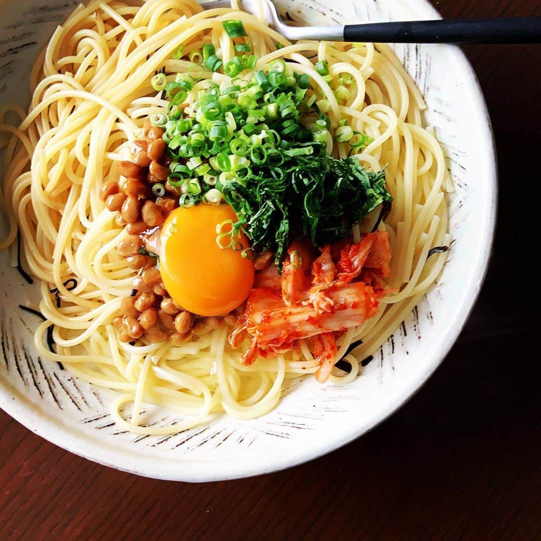 志摩有子さんのインスタグラム写真 - (志摩有子Instagram)「バイトに出かける前の大学生にりえさん　@rie_tomosaka_official の納豆パスタ。何度食べてもうまいと頬張っておる。 今日はキムチと大葉もプラス。 出かける前にキムチと納豆って。 でもプールの監視員だから大丈夫。 そろそろプールも終わりで寂しい。  #りえさんの納豆パスタ #ヘビロテメニュー #納豆パスタ #バターと塩昆布 #まつのはこんぶ」9月19日 11時57分 - ariko418