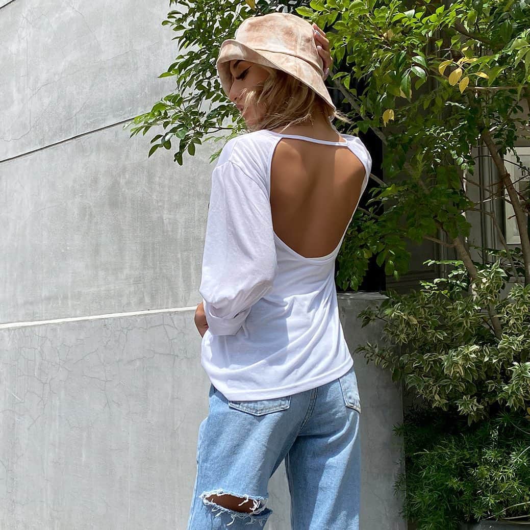 ANELA TOKYOさんのインスタグラム写真 - (ANELA TOKYOInstagram)「ANELA’S SILVER WEEK🖤20%OFF﻿ 〜9/23(Wed)11:59end.﻿ ﻿ ✨Item追加✨﻿ ﻿ ﻿ ✔︎ リラックスバックオープンロングT-shirt﻿ ﻿ 柔らかな動きのある生地を使用した﻿ サマートップスになります。﻿ ﻿ バックオープンデザインで、抜け感を演出✨﻿ ﻿ ベーシックなシンプルデザインなので、﻿ 着まわしやすいアイテムです♡﻿ ﻿ 梅雨の肌寒さ🌂や冷房対策にバッチリ☝🏼☝🏼﻿ ﻿ #newin #newarrivals #tiedye #tiedyehat﻿ #tops #backopen #summerootd #AnelaTokyo」9月19日 12時08分 - anelatokyo