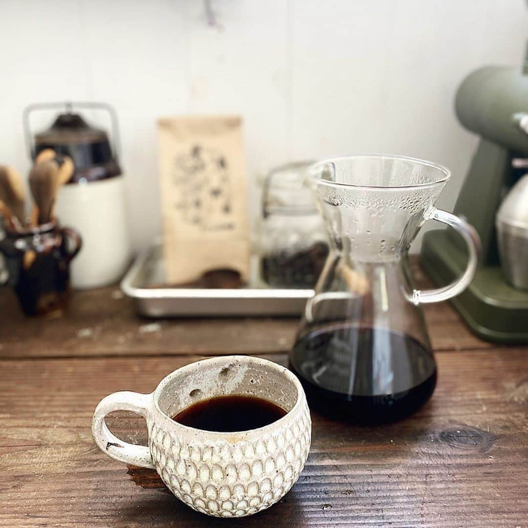 sarasa design storeさんのインスタグラム写真 - (sarasa design storeInstagram)「｜朝だから飲みたい、特別に淹れた一杯のコーヒー⠀⠀ ・⠀⠀⠀ ⁣────────────────────⠀⠀⠀ ⁣・⠀⠀⠀ ●b2c 耐熱ガラス コーヒードリッパーセット⠀⠀⠀⠀ 定価：3,900円（税込）⠀ ・⠀⠀⠀⠀⠀ ▶お買い物は @sarasa_design アカウントトップから。⠀⠀ ・⠀⠀⠀⠀ ────────────────────⠀⠀⠀ ・⠀⠀⠀ こちらの商品を @kisyuunomori さんに⠀⠀⠀ 撮影協力いただきました。⠀ ご協力ありがとうございました！！⠀⠀⠀ ⁣・⠀⠀⠀ ──⠀ ⁣・⠀ まだまだ暑い日が続きますね☀️💦⠀⠀ いつも使ってた珈琲ドリッパーは⠀⠀ お嫁に来る前からこのお家にあったもの、⠀⠀ 特に新しいものを買おうと思わず使ってたのだけど、⠀⠀ おnew(古っ)笑！⠀ お迎えしました(๑˃ᴗ˂)و♡⠀⠀ ペーパーレスでも、ペーパー有りでもOK！⠀⠀ 後始末を考えたらペーパー有りの方がいいかな。⠀ 私の感想ね😊⠀⠀ ・⠀ #sarasadesign  #sarasadesignlab #sarasadesignstore⁣ #おうちじかん⁣ #珈琲ドリッパー #コーヒータイム #キッチン #インテリア ⁣#シンプルライフ #コーヒー⠀ ・⠀ ────────────────────⠀⠀⠀⠀ #sarasadesign をつけて投稿いただいた中からお写真をご紹介する場合がございますので、ぜひ投稿してみてください！！　素敵なお写真お待ちしております！！⠀⠀⠀ ────────────────────⠀⠀⠀ ・⠀⠀⠀ #sarasadesign⠀#sarasadesignlab #sarasadesignstore⠀ ・」9月19日 12時00分 - sarasa_design