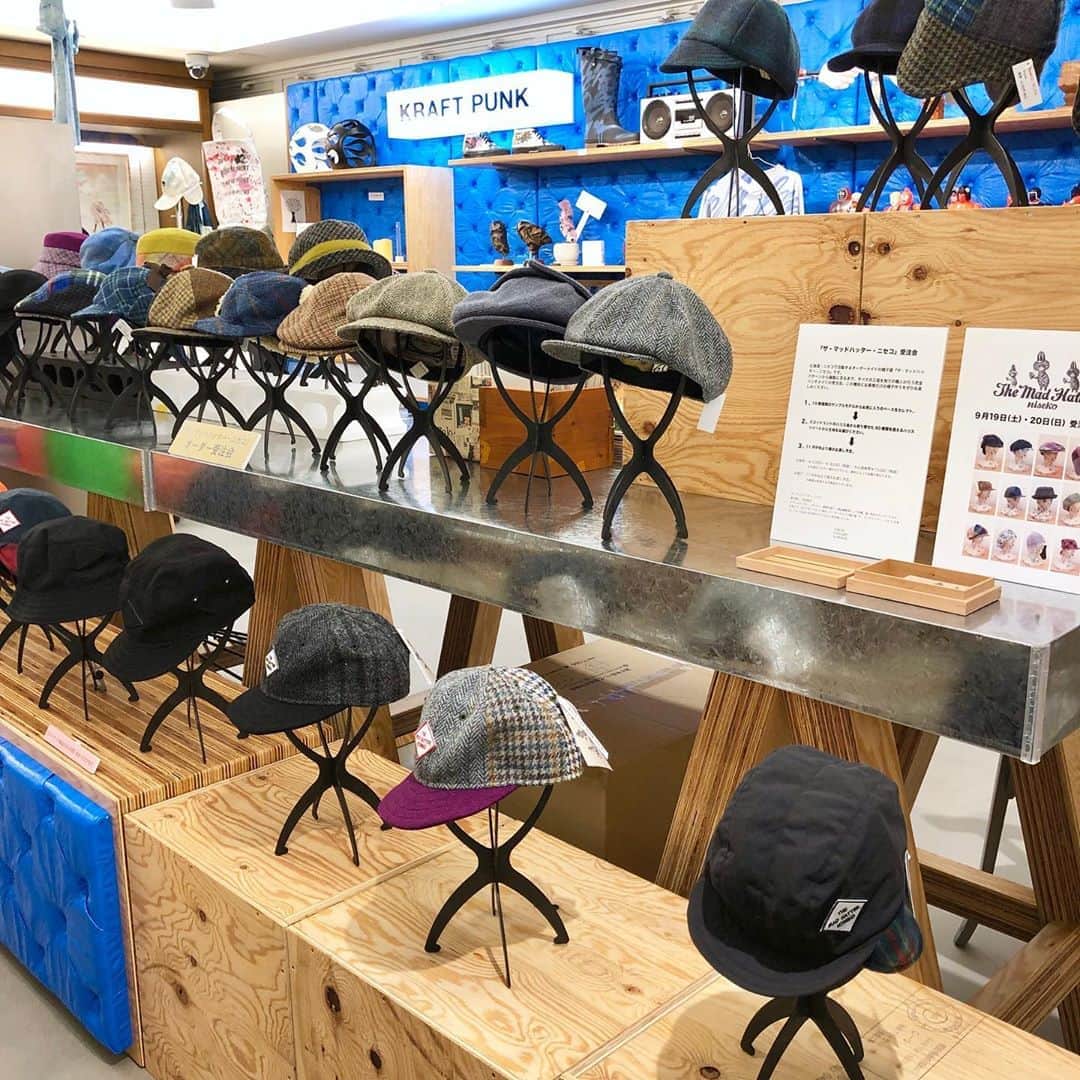 BEAMS JAPANさんのインスタグラム写真 - (BEAMS JAPANInstagram)「＜THE MAD HATTER niseko＞  『ザ・マッドハッター・ニセコ』の受注会をビームスジャパンで今年も開催🧢🛍  北海道・ニセコで活動するオーダーメイドの帽子屋『ザ・マッドハッター・ニセコ』。 パターンから縫製に至るまで、すべての工程を独りの職人が行う完全ベンチメイドの受注会を今年もBEAMS JAPAN 4階で開催します。   10数種類のサンプルモデルをベースに、スコットランドのハリス島から取り寄せた90種類を超えるハリスツイードから生地をお選びいただき、お客様にぴったりの帽子をお作りいただけます。複数の生地を組み合わせ、クレイジーパターンにすることもOK。この機会にお客様だけの帽子作りをぜひお楽しみください。  ＜オーダー概要＞  開催期間： 2020年9月19日（土）・20日（日）の2日間　午前12時〜午後8時  開催店舗： ビームス ジャパン 4F（TOKYO CULTUART by BEAMS） 〒160-0022 東京都新宿区新宿3丁目32−6　4階　03-5368-7300 価格：￥10,000〜￥18,000（税抜）　中心価格帯￥13,000（税抜）  ※お選びいただく帽子のスタイル、素材によって金額が変わります。 納品：11月中旬より順次お渡し予定。　 ※納期は前後する可能性がございます。  ■ザ・マッドハッター・ニセコ 帽子職人：沼尻賢治 アパレルメーカー、ギャラリー勤務を経て、雑誌編集者として活躍。遅く始めたテレマークスキーが高じて、2012年、ニセコへ移住。オーダーメイドの帽子屋「ザ・マッドハッター・ニセコ」を設立。ニセコを訪れる世界のゲストから人気を博している。  #beams #ビームス #tokyocultuartbybeams #トーキョーカルチャートbyビームス #beamsjapan4th #themadhatter  #niseko #themadhatterniseko」9月19日 12時01分 - beams_japan