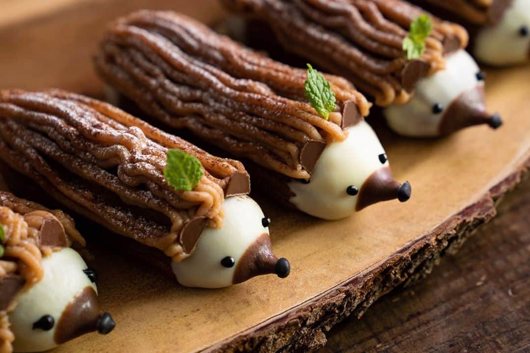 チョコレートカカオさんのインスタグラム写真 - (チョコレートカカオInstagram)「How to make Hedgehog Chocolate Eclair Mont Blanc Cake ハリネズミのエクレアモンブラン https://youtu.be/LJlw9iNqYjM  #Youtube #ASMR #foodie #instafood #dessertporn #スイーツ #yummy #recipe #cake #手作りお菓子 #ケーキ #チョコレート #chocolate #エクレア #チョカスタードクリーム #eclair #カスタード #custardcream #cremepatissiere #bake #chocolat #モンブラン #montblanc #ハリネズミ #hedgehog #animal」9月19日 12時03分 - chocolate_cacao_seijin
