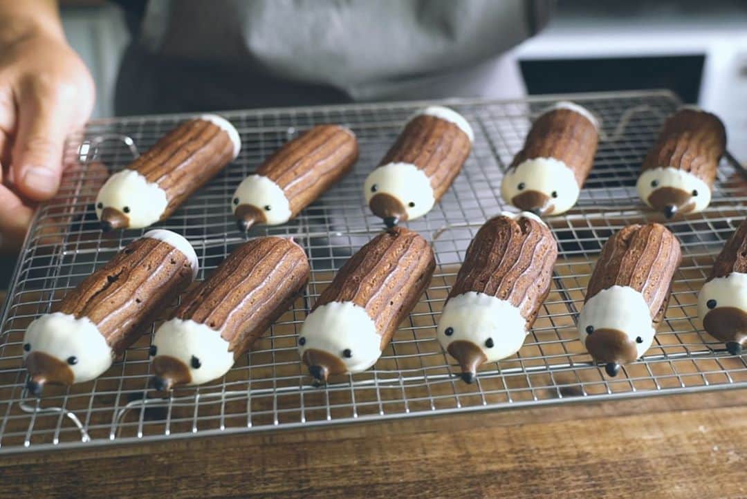 チョコレートカカオさんのインスタグラム写真 - (チョコレートカカオInstagram)「How to make Hedgehog Chocolate Eclair Mont Blanc Cake ハリネズミのエクレアモンブラン https://youtu.be/LJlw9iNqYjM  #Youtube #ASMR #foodie #instafood #dessertporn #スイーツ #yummy #recipe #cake #手作りお菓子 #ケーキ #チョコレート #chocolate #エクレア #チョカスタードクリーム #eclair #カスタード #custardcream #cremepatissiere #bake #chocolat #モンブラン #montblanc #ハリネズミ #hedgehog #animal」9月19日 12時03分 - chocolate_cacao_seijin