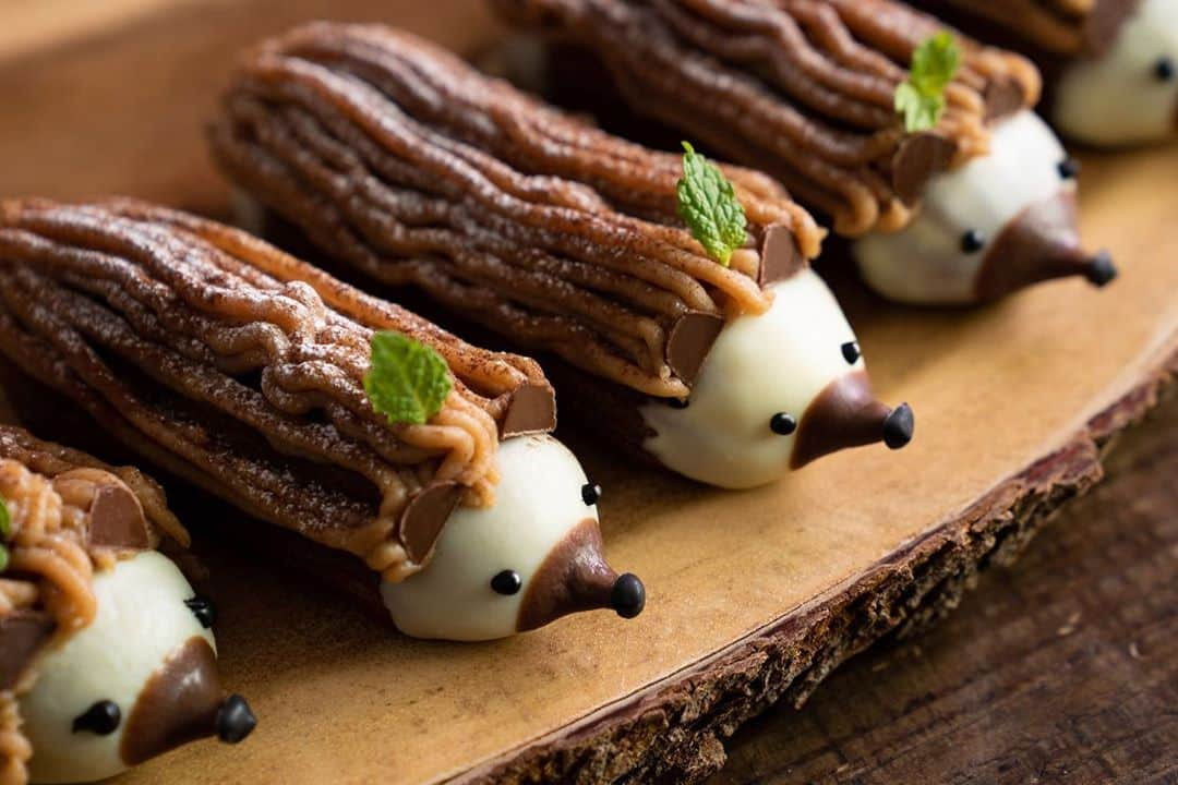 チョコレートカカオのインスタグラム：「How to make Hedgehog Chocolate Eclair Mont Blanc Cake ハリネズミのエクレアモンブラン https://youtu.be/LJlw9iNqYjM  #Youtube #ASMR #foodie #instafood #dessertporn #スイーツ #yummy #recipe #cake #手作りお菓子 #ケーキ #チョコレート #chocolate #エクレア #チョカスタードクリーム #eclair #カスタード #custardcream #cremepatissiere #bake #chocolat #モンブラン #montblanc #ハリネズミ #hedgehog #animal」