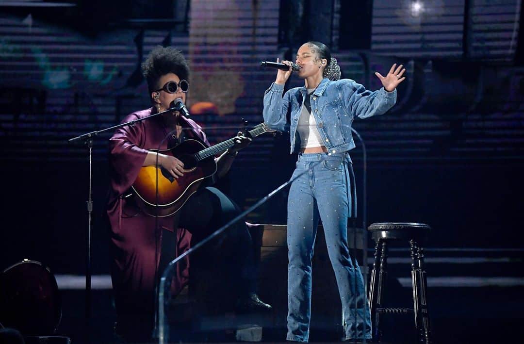 The GRAMMYsさんのインスタグラム写真 - (The GRAMMYsInstagram)「@AliciaKeys reminding us all that we will always rise up with a performance of "Underdog" at this year's #GRAMMYs. 💜🎵」9月19日 12時04分 - recordingacademy
