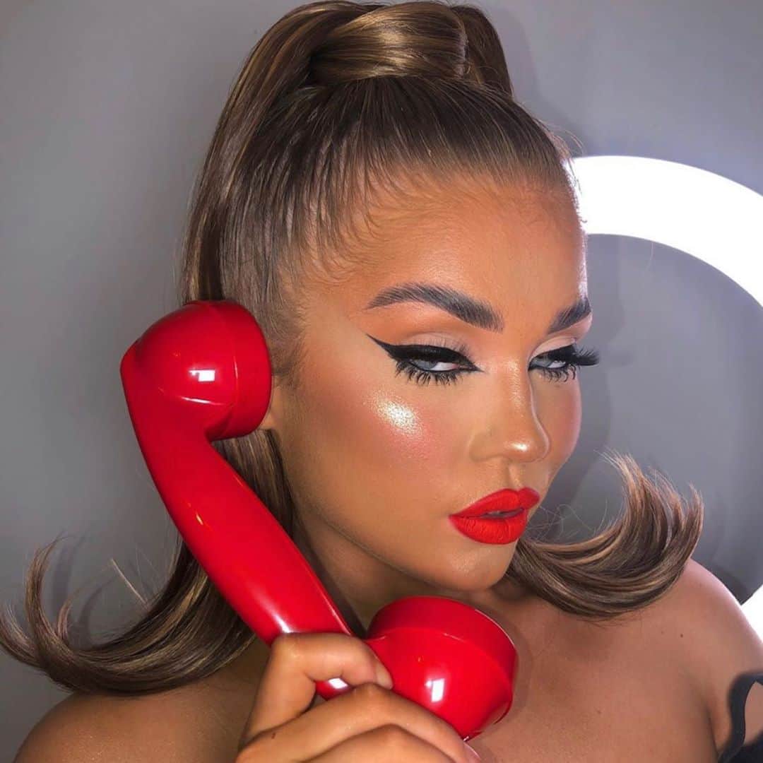 Jeffree Star Cosmeticsさんのインスタグラム写真 - (Jeffree Star CosmeticsInstagram)「Pick up the phone baby ☎️ @mollyjacksmakeup created this soft glam with the help of our #ORGY eyeshadow palette ✨ #jeffreestarcosmetics」9月19日 12時04分 - jeffreestarcosmetics
