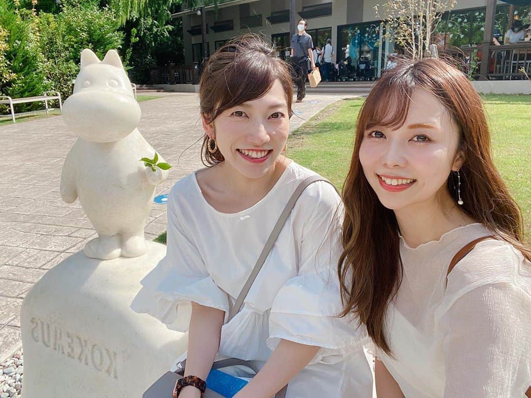 西村季里子のインスタグラム：「・  いつも優しくて綺麗なしほさん🐰💖  この日ずっと運転してくれて、 たくさん写真撮ってくれて、 お腹痛くなるほど笑わせて(?)くれて、 本当に感謝しかない🙏🏻  ムーミンバレーパークのあとは 近くの温泉と岩盤浴にも行ったよ♨️ 帰りはしほさんの実家にもいって 小太郎(犬)とも遊んだ🐶💕  幸せな一日だったな〜〜💞  いつもわたしの話聞いてくれて、 会っても会わなくても褒めてくれる しほさんすこ💗  この日撮った動画で死ぬほど面白いのがあるけど 世に出せない…でも毎日みてる… 最後の2枚はきもい動きしてる2人(殺される)  #ムーミン #ムーミンバレーパーク  #moomin#moominvalleypark  #飯能#埼玉#メッツァビレッジ  #温泉#宮沢湖#宮沢湖温泉#喜楽里 #岩盤浴#美容#美容オタク #follow#followme」