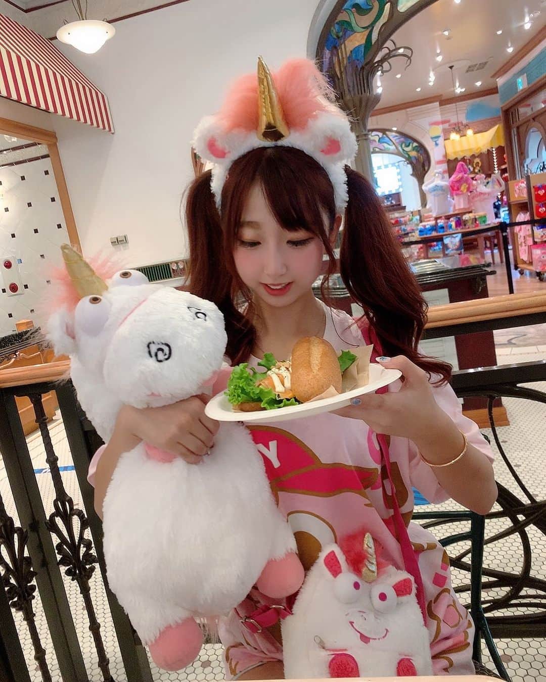 おもちさんのインスタグラム写真 - (おもちInstagram)「☆  ご飯もフラッフィと一緒に 食べるスタイルです🦄💕💕笑  ✱  #バーレスク東京#スーパーバーレスク東京 #六本木#歌舞伎町 #burlesque #gogodancer #showdancer #showgirl  #舞者 #可爱的 #귀여운 #아이돌 #떡 #グラビア #アイドル #福田花音 #道産子 #道産子ダンサー #⛄ #愛嬌モンスター #followme#likeforfollow #hairarrange #philippines #マツコ会議 #アジア一のエンターテインメント #usj  #フラッフィー #ユニコーン #ユニバ」9月19日 12時09分 - omochi_burlesque