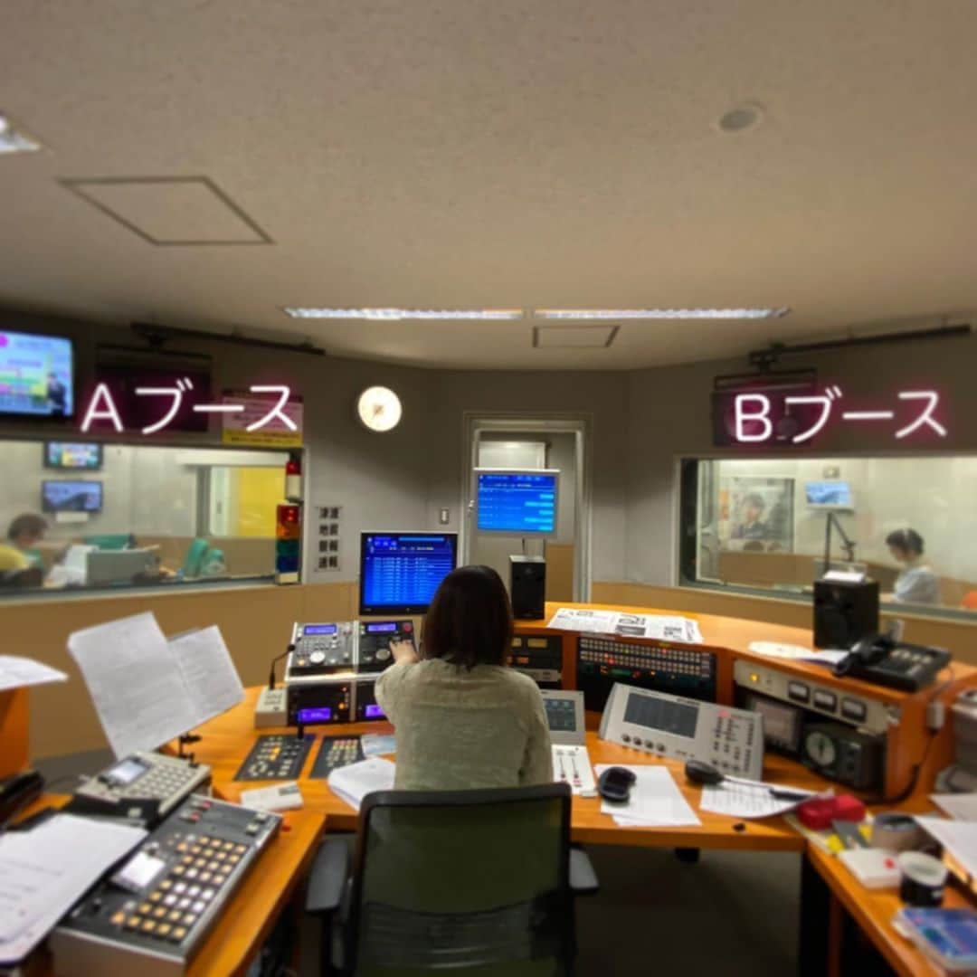 佐藤彩さんのインスタグラム写真 - (佐藤彩Instagram)「思い出の3スタ🎙  HBCラジオは、明日でこの社屋からの放送は最後になります。  私にとっては、昨日の番組がラスト🥺  気合が入りすぎ… 番組スタートのタイトルコールで、いきなり声が裏返るというアクシデントもありましたが。笑  皆さんに笑っていただけたのなら嬉しいです😂 . . この半年は、感染予防で桜井さんはAブース、私はBブースからの分離放送…🥺  でも…  私がラジオニュースを初めて読んだ、いわゆる初鳴きのスタジオも、実はこの3スタBブース。  この社屋でのHBCラジオと私は、ここから始まって、ここで幕を下ろす… なんだかちょっぴり運命的なスタジオだったのかも🥺？  ガチガチだったあの頃… ケラケラ笑う現在…笑  だいぶ変わりました😂 . . 一番長い時間を過ごしたAブースには結局戻れなかったけれど。  いろんな思い出ができました😊 ありがとうございました✨  月曜日からは、新社屋での放送です🎙  #HBC #現社屋ありがとう #思い出深い  #3スタ #ありがとう #HBCラジオ #月曜日から #新社屋 #朝刊さくらい #北海道放送 #アナウンサー #佐藤彩」9月19日 12時10分 - hbc_ayasato