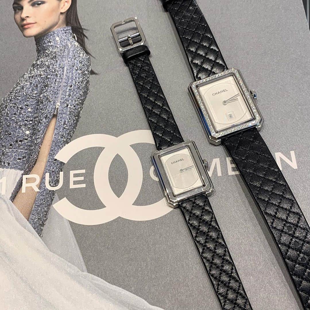 福井駅前ジュエリーパリさんのインスタグラム写真 - (福井駅前ジュエリーパリInstagram)「————————————————﻿ ﻿ 【CHANEL】NEW✨2020.9.18発売﻿ ﻿ model - ボーイフレンド﻿ material - SS(ステンレススティール)﻿ price - ¥445,500 / ¥1,067,000 ﻿ ﻿ 端正なライン、バランスの取れたサイズ、完成されたフォルム。シンプルをきわめたボーイフレンドにマスキュリンとフェミニンが融合し、新たなスタイルを大胆に示します⌚️﻿ ﻿ また、新ボーイフレンドをご購入のお客様にはMy BOY·FRIEND ストラップ展開の中からお好きなストラップ1点を、無料プレゼント！﻿ ﻿  その日の気分に合わせて、ご自宅で簡単にストラップ交換が できるインターチェンジャブル システム (工具不要)が魅力的です✨﻿ ﻿ ﻿ 商品詳細については、メールor電話にて﻿ お気軽にお問い合わせ下さいませ。﻿ ﻿ 是非店頭にてご覧ください🍃﻿ ﻿ ﻿ ————————————————﻿ ﻿ #jewelryPARIS﻿ #ジュエリーパリ﻿ #福井﻿ #福井駅前﻿ #ジュエリーリフォーム﻿ #ジュエリーコーディネート﻿ #watch﻿ #ブライダル﻿ #リング﻿ #ピアス﻿ #ネックレス﻿ #fred﻿ #Hirotaka ﻿ #mariablack﻿ #kaoru﻿ #アクセサリー﻿ #atelierkaoru﻿ # CHANEL﻿ #シャネル﻿ #ボーイフレンド﻿ #boyfriend﻿」9月19日 12時14分 - j_paris_fukui