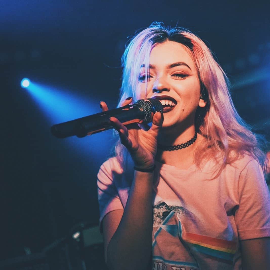 HEY VIOLETのインスタグラム：「wish we were here rn. (also, creds to whoever took this????) happy friday, good hoooomanzzz」