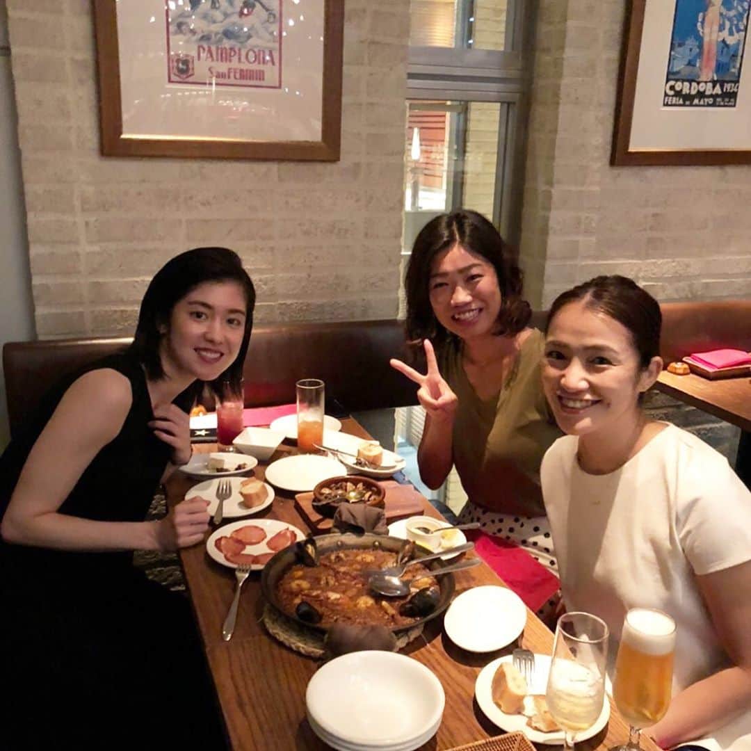 栗原文音のインスタグラム：「楽しい時間🙌🙌✨ 同い年のバドミントン仲間😍 違う実業団チームだったけど、やっと実現できた女子会💓💓💓 同い年のお友達はやっぱりいいね！ やのちゃん♡ひなちゃん ありがとーっ！！✨ また集まろうねー💓 #バドミントン仲間#同世代#栗原文音#ひなちゃん#やのちゃん#ユニシス#NTT#女子会」
