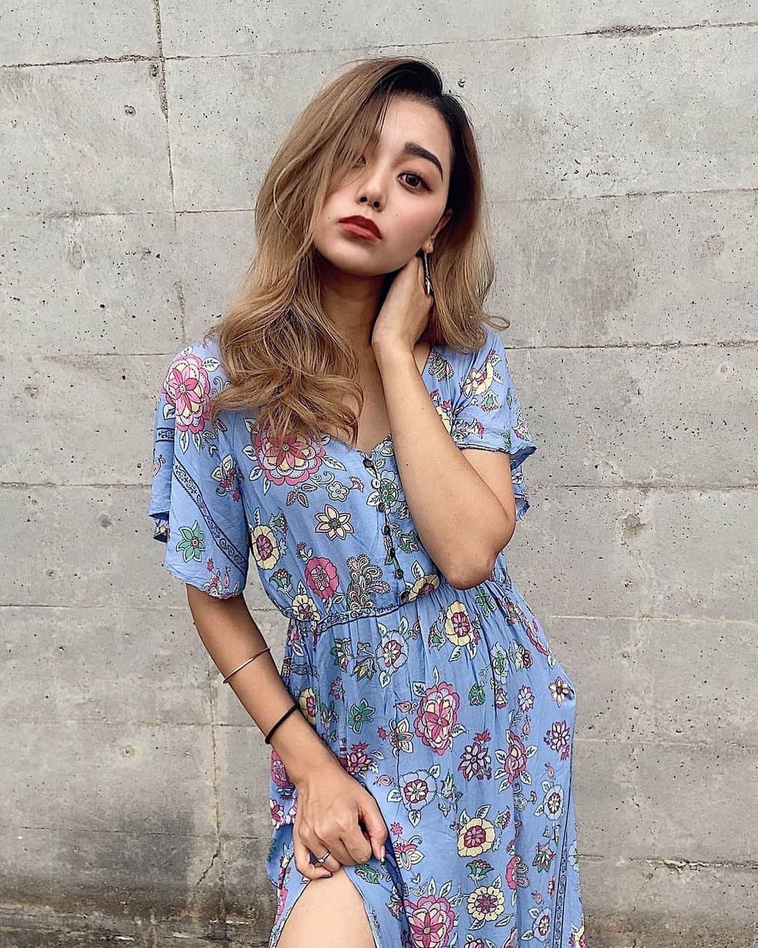 のインスタグラム：「最近、お気に入りのワンピース👗💓 横にはいってるスレッドがポイント☝️💓 ポケットもついてて、使いやすい🙆‍♀️ ポケットになんか入れてたから、とがってる😂笑 ・ #ファッション#コーデ#ワンピース#夏」