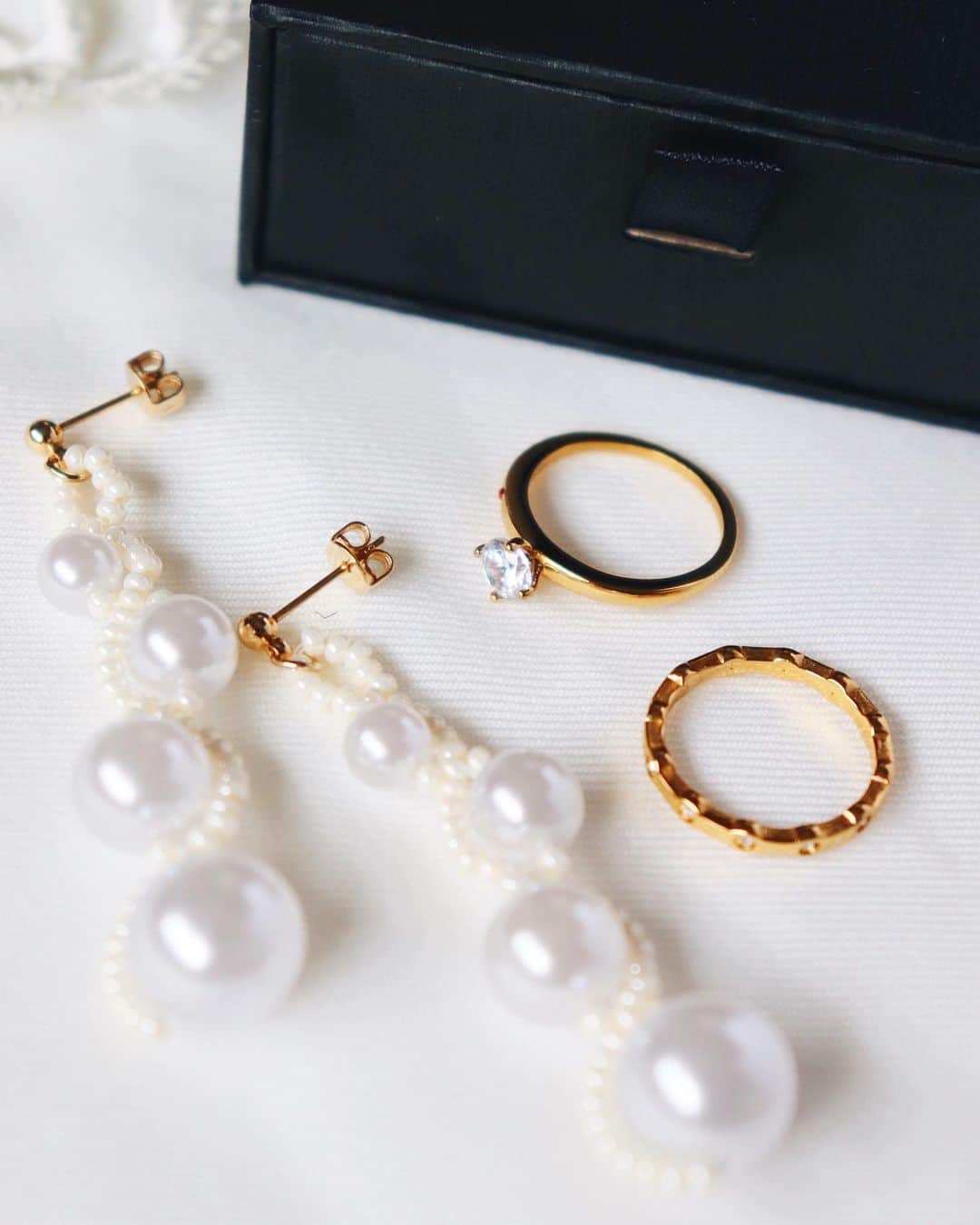 handmade shopのインスタグラム：「2週間ぶりに動画をアップしました👼﻿ ﻿ パールを使った簡単なアクセサリーです✨﻿ プロフィールのリンクからご視聴ください﻿ ﻿ ﻿ MARC MIRRENのアクセサリー﻿ ﻿ 18金コーティングされているので﻿ 金属アレルギーの私でも﻿ つけることができてとてもおすすめです🌟﻿ ﻿ 特に星座リングが﻿ シンプルでつけやすくってお気に入り🥰﻿ 名前も可愛い💓﻿ ﻿ 15%off特別クーポンがありますので﻿ ぜひチェックしてください👇﻿ ﻿ 公式サイトで15%offディスカウントコード:  eriyamazato2020﻿ （期限2020/12/10まで）﻿ ﻿ 公式オンラインストア﻿ https://marcmirren.com/﻿ ﻿ 秋のキャンペーン開催中﻿ 期間中、3つ商品を買うと1番値段の安いアイテムが１つ無料になるみたいです✨﻿ ﻿ @marcmirren   #marcmirren #detailsbymm #マークミレン #北欧ジュエリー」
