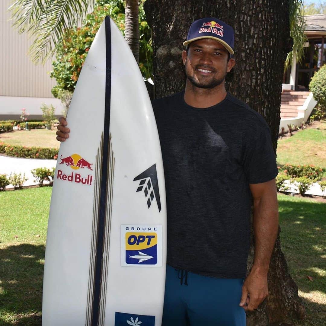ミシェル・ボレーズのインスタグラム：「C’est avec beaucoup d’émotions que je rejoins le groupe @opt.pf . Lorsque j’avais commencé à vouloir me lancer dans le surf professionnel, ils étaient présent et m’avaient soutenu dans mon choix . @tevazaveroni  m’avait pris sous son aile et m’avait guidé dans la bonne voie pour réussir à l’extérieur. Maintenant de retour au fenua depuis quelques mois déjà , l’ @opt.pf  et moi-même avons décider de retravailler ensemble. Mauru’uru pour votre soutiens mais surtout votre confiance .  2021 starts now !  #NewPartnership @vini.tahiti」