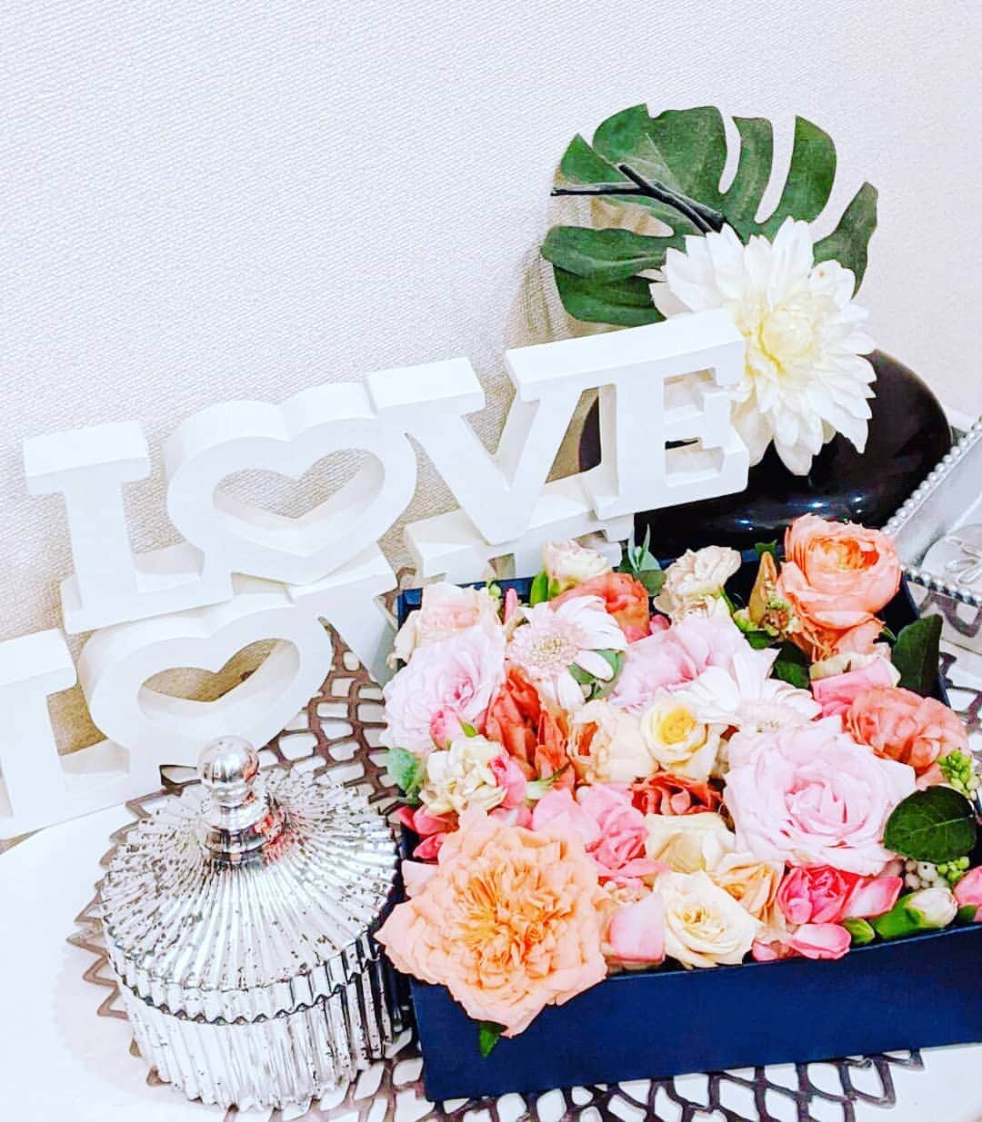 真山景子のインスタグラム：「息子も綺麗なお花が大好きなので😌お家に飾りたくて…🌺 @bloomys.yamagata でお花をお取り寄せしました💖✨✨  花カフェブルーミルーズさんの🌸お花🌸でおうちがパッと明るくなりました✨✨✨✨お花を飾ると心の中から癒やされて、しゃきっとして、あたたかな気持ちになりますよね😁💖 美しい花を飾るという心の余裕は常に持っていたいものですね🤗✨✨✨  #お花のある家 #キチンとした暮らし #たまにはお花の力を借りて💖💖💖 #心から明るく行こう」