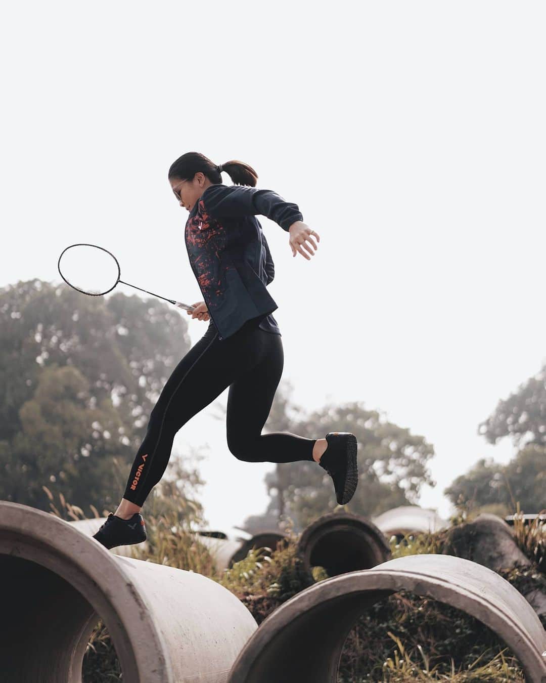 グレイシア・ポリーのインスタグラム：「@victorsport_official creates the products,  I create the atmosphere.   When fashion meets sport! 😎  Check out their new shoes VGR10 @victorsport_official Photo by @gidwinata  Stylist by @nathashaprisca」