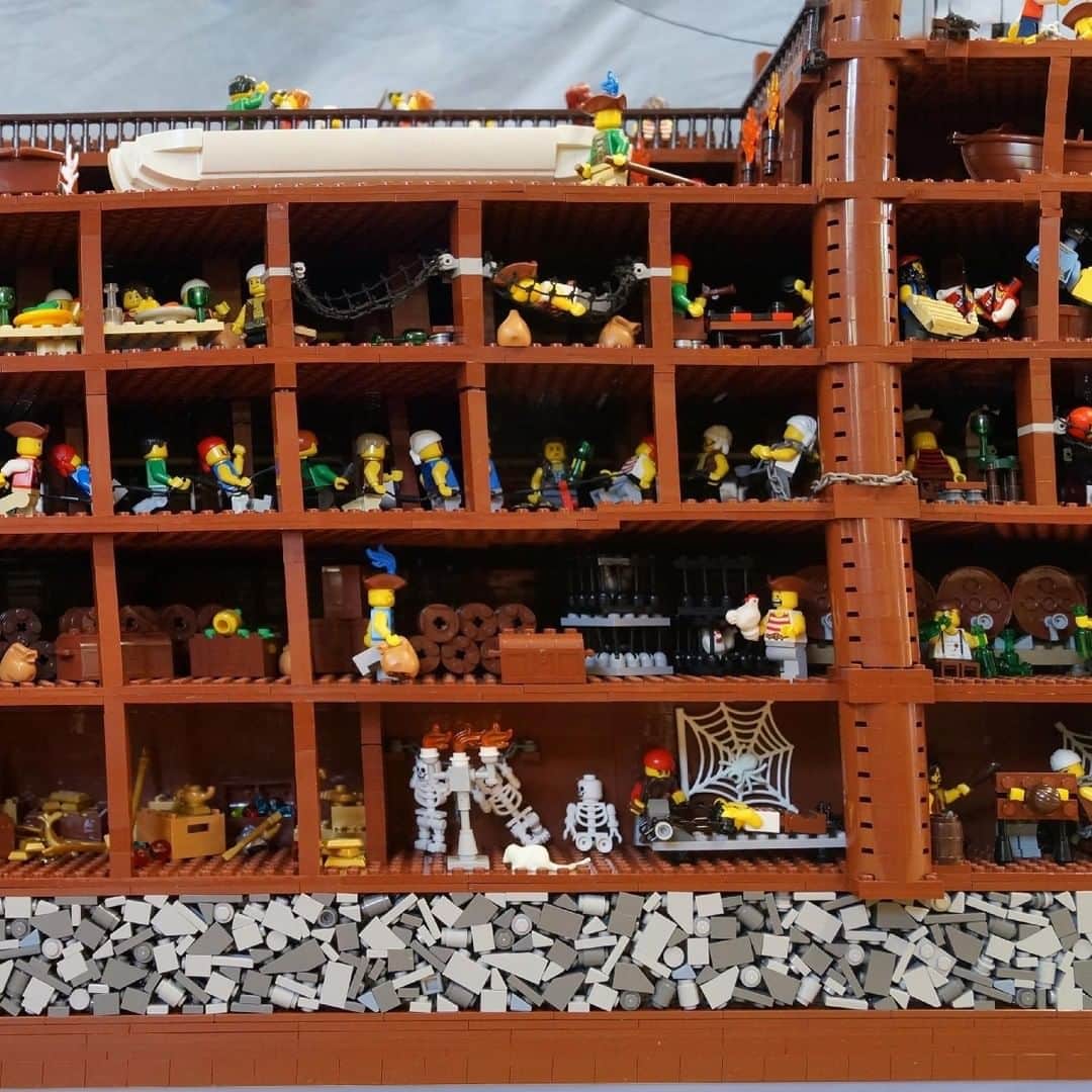 LEGOさんのインスタグラム写真 - (LEGOInstagram)「Avast ye builders - cast yer eyes upon this build and sea the impressive Pirate Ship built by @brickmanexhibitions! #TalkLikeAPirateDay」9月19日 18時00分 - lego