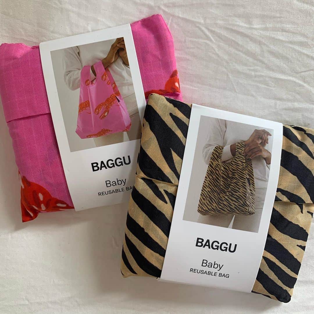 MERYさんのインスタグラム写真 - (MERYInstagram)「.⁣ 持つもの全てにこだわりたい女性にはBAGGUのエコバッグがおすすめ。⁣ .⁣ 人と被りにくい、個性があるアイテムが好きな方は『BAGGU（バグゥ） @baggujapan 』のエコバッグをチェックしてみて。パパイヤ柄やロブスター柄など他では類を見ないような変わったデザインが見つかりますよ。⁣ .⁣ MERYでは他にも「かわいい」に近づくさまざまな情報を発信しています。⁣ @mery.beauty コスメ・美容に特化した情報をお届け♡⁣ @mery_spot 話題のカフェやお出かけスポットをご紹介！⁣ @_meryshop_  MERYセレクトの可愛いアイテムがたくさん⁣ こちらもぜひチェックしてみてください！⁣ .⁣ .⁣ photo by @kiki_acc @ren_oyama⁣ .⁣ #MERY #regram #instagram #instafashion #fashion #ootd #coordinate #baguu #reusablebag #데일리룩 #옷스타그램 #오오티디 #코디 #패션 #패션피플 #에코백 #エコバッグ #マイバッグ #環境に優しい #レジ袋有料化 #サスティナブルな暮らし #エコ #エシカル #ファッション #今日のコーデ #今日の服 #お洒落 #お洒落さんと繋がりたい #MERY女子 #メリー」9月19日 18時00分 - mery.jp