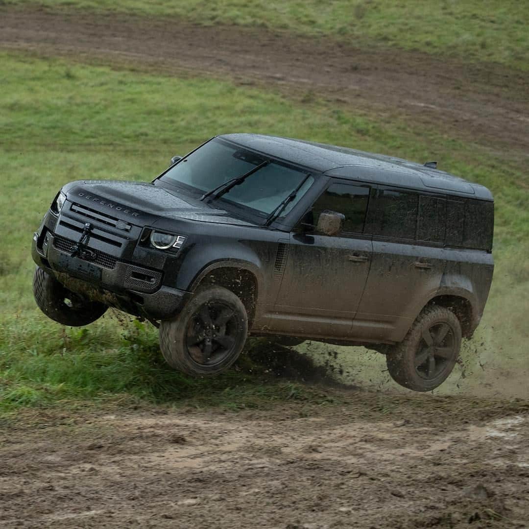 Land Roverさんのインスタグラム写真 - (Land RoverInstagram)「A test like no other for the toughest #LandRover ever made. The new #DEFENDER proved its unstoppable nature as the @007 stunt team rehearsed for NO TIME TO DIE.  #NoTimeToDie in cinemas this November. #NewDefender  #JamesBond #TeamDefender」9月19日 18時00分 - landrover