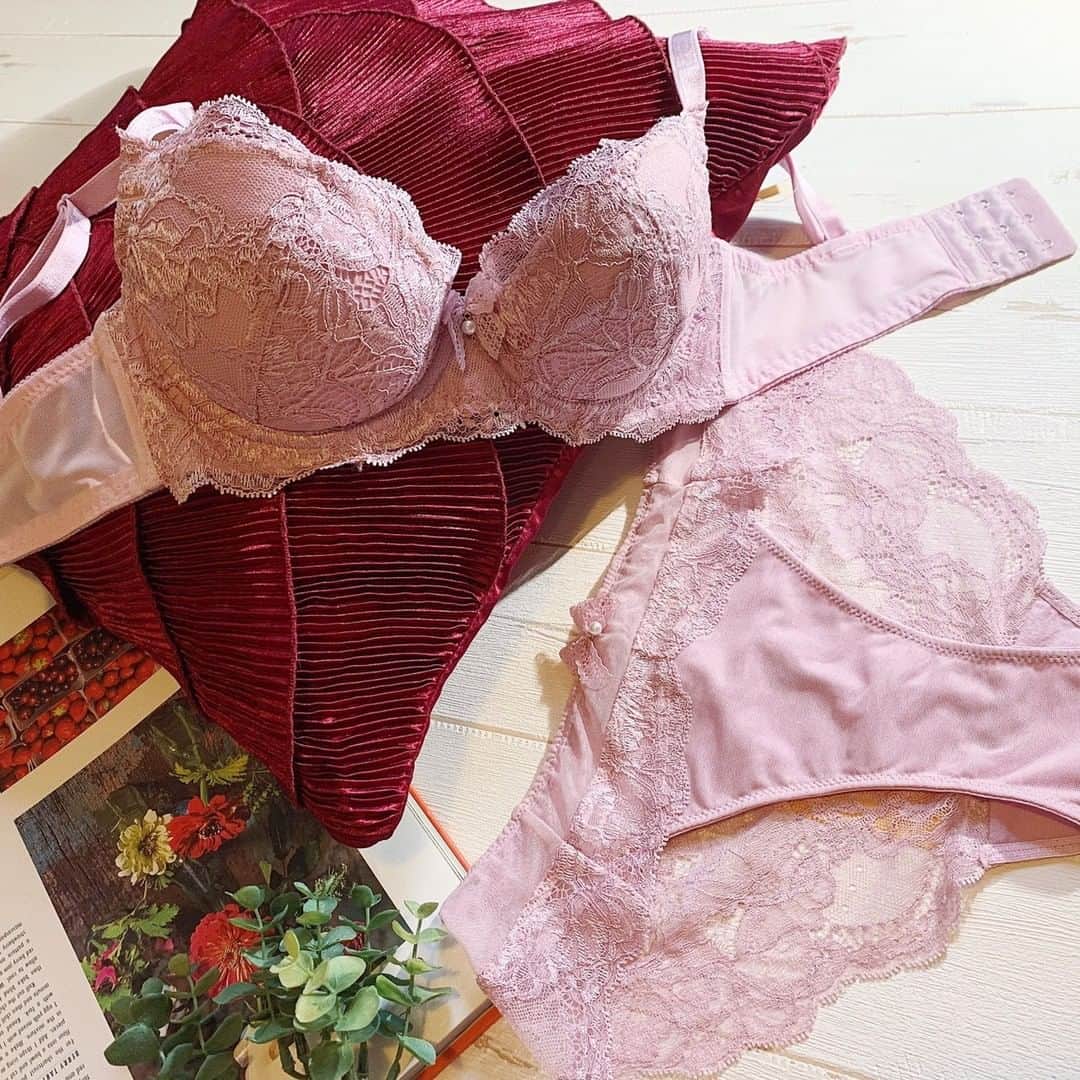 BradelisNewYork/ブラデリスニューヨークのインスタグラム：「BRADELIS Juno -STEP1- Online store onlycollection.+ . 華やかで女子力アップ間違いなしの「ジュノ」コレクションは、＜オンラインストア限定＞.+ コード糸によって柄が浮きだって見える、光沢感の美しいレースで身体を彩って.+☆ . . . #ブラデリスニューヨーク #Juno #ジュノ #bradelis #bradelisnewyork #ブラデリス #育乳ブラ #育乳 #補整ブラ #補整下着」