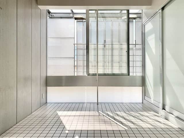 グッドルームさんのインスタグラム写真 - (グッドルームInstagram)「どこまでも広がっていく開放感に心奪われる。  神奈川 #青葉台 ワンルーム 30.47㎡  ▼垢抜けた聡明さ  ----------------------  ガラス張りで透明感のある デザイナーズマンション。  コンクリートとタイルに包まれた空間で ハイセンスな雰囲気が漂います。  ワンルームですが、約12.8帖とゆったり。 しかも、キッチンが隅にあるので スペースを広々と使うことができますよ。  水回りは1箇所にまとまっています。 磨りガラスの引き戸を開けると、 またもや開放的なバスルーム！  心地良くて、 お風呂時間も長くなってしまいそう。 追い炊き機能があるので、 長風呂も楽しめちゃいますね。  ※写真は通電前のものです ※定期借家4年契約のお部屋になります  ・⁠ こちらの物件は実際に住めるお部屋です。詳細はストーリー、ハイライトにて！⁠ ・⁠ こだわりのお部屋探しは、@goodroom_jp から URLをチェック！⁣⁣⁣⁣⁣⁣⁣⁣⁣⠀⁣⠀⁠ ・⠀⁠ ※最新のお家賃につきましては、リンク先物件ページからご確認ください。⁠ ⁠・⁠ #goodroom #interiordesign #decoration #myhome #homedesign #interiordecor #urbanlife #apartment #kanagawa #神奈川 #生活 #シンプルな暮らし #シンプルライフ #日々の暮らし #引っ越し #暮らしを整える #一人暮らし #物件探し #お部屋探し #お洒落な暮らし #理想の空間 #空間デザイン #間取り図 #賃貸⁠ #丁寧な暮らし #デザイナーズ  #天井が高い家  #一人暮らし女子 #一人暮らし男子」9月19日 18時00分 - goodroom_jp