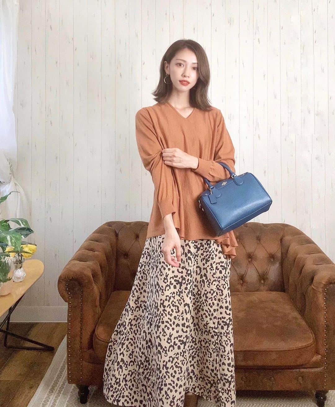 石黒美帆のインスタグラム：「*﻿ 🧡﻿ ﻿ tops#kuih﻿#kuihst skirt#roomys(去年のもの)﻿ pierce#revtokyo﻿ bag#coach  ﻿ ﻿ 一気に秋っぽくなる﻿ @kuih_store のアシメトリーのトップス🌾﻿ ×ブルーの組み合わせ好きだなぁ☺️﻿ ﻿ ﻿ ﻿ #fashion#fashionstyle#fashiongram#instafashion#outfit#ootd#dailylook#패션#오오티디#ファッション#コーデ#クイ#秋服#秋コーデ#大人カジュアル#レオパード柄」