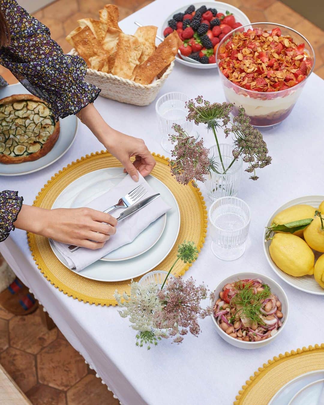 Nextさんのインスタグラム写真 - (NextInstagram)「Bring the sunshine inside this weekend with @iamlaurajackson ‘s dreamy Italian inspired #tablescape 🍋even Barry 🐶is a fan! Browse the edit by hitting the link in our bio or tap to shop 🔎Dress: 645-575 Placemats: 595-684 Dinner Set: 106-310 Tablecloth: 596-272 Glasses: 952-861 Jug: 138-360 #nexthome」9月19日 18時03分 - nextofficial