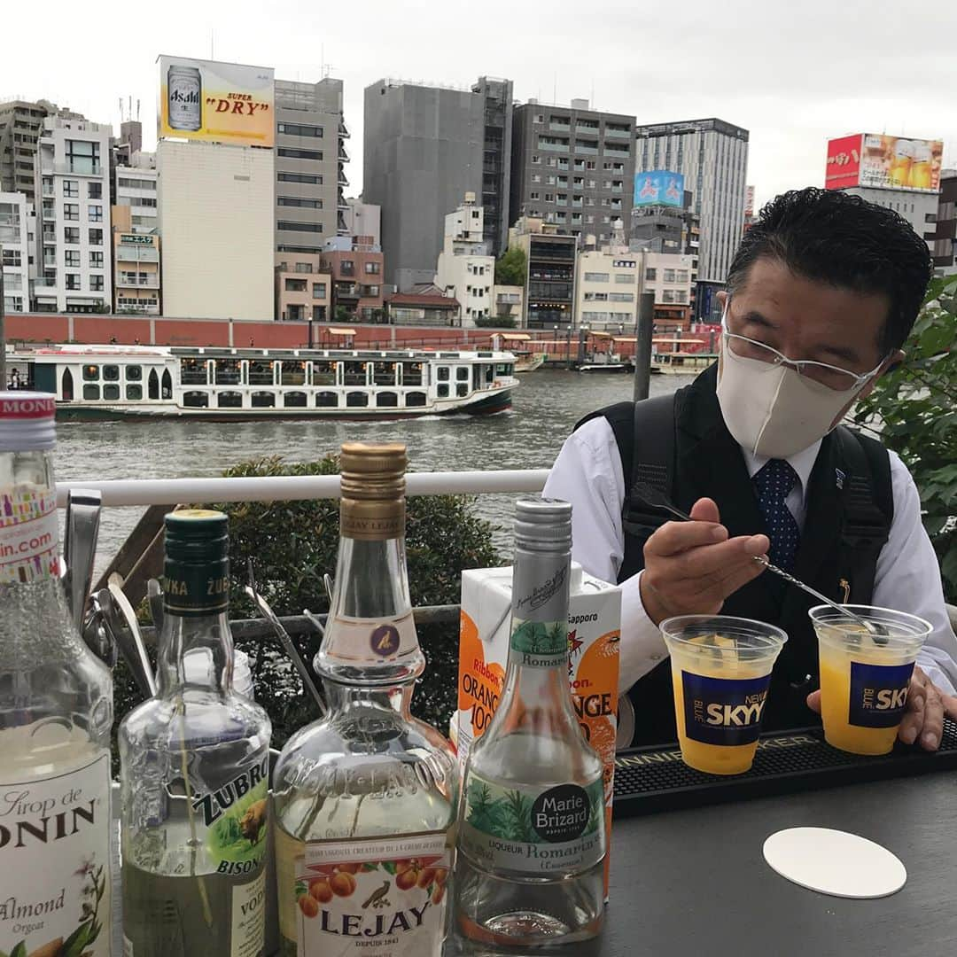 TOKYO WATER TAXIさんのインスタグラム写真 - (TOKYO WATER TAXIInstagram)「カミソリ堤防BAR & 竹町の渡し復活プロジェクト  堤防をBARカウンターに見立てた「カミソリ堤防BAR」には 可愛いてるてる坊主が💕  普段は色の無い、殺風景な川沿いがイベント中は、緩やかに人が繋がる寛ぎの場所に。  これからも、ずっと。 こんな風景が日常になると良いですね^ ^  渡し船に乗ってくださった皆さん、お世話になった皆さん。 ありがとうございました😊  https://www.facebook.com/163460830732700/posts/982630892149019/?extid=mAmSXQfzaBG2lDRZ&d=n  #すみゆめ #隅田川を眺めるプロジェクト #隅田川森羅万象墨に夢 #BUGHAUS #東京ウォータータクシー #tokyowatertaxi  #カミソリ堤防BAR #東京 #隅田区」9月19日 18時04分 - tokyowatertaxi