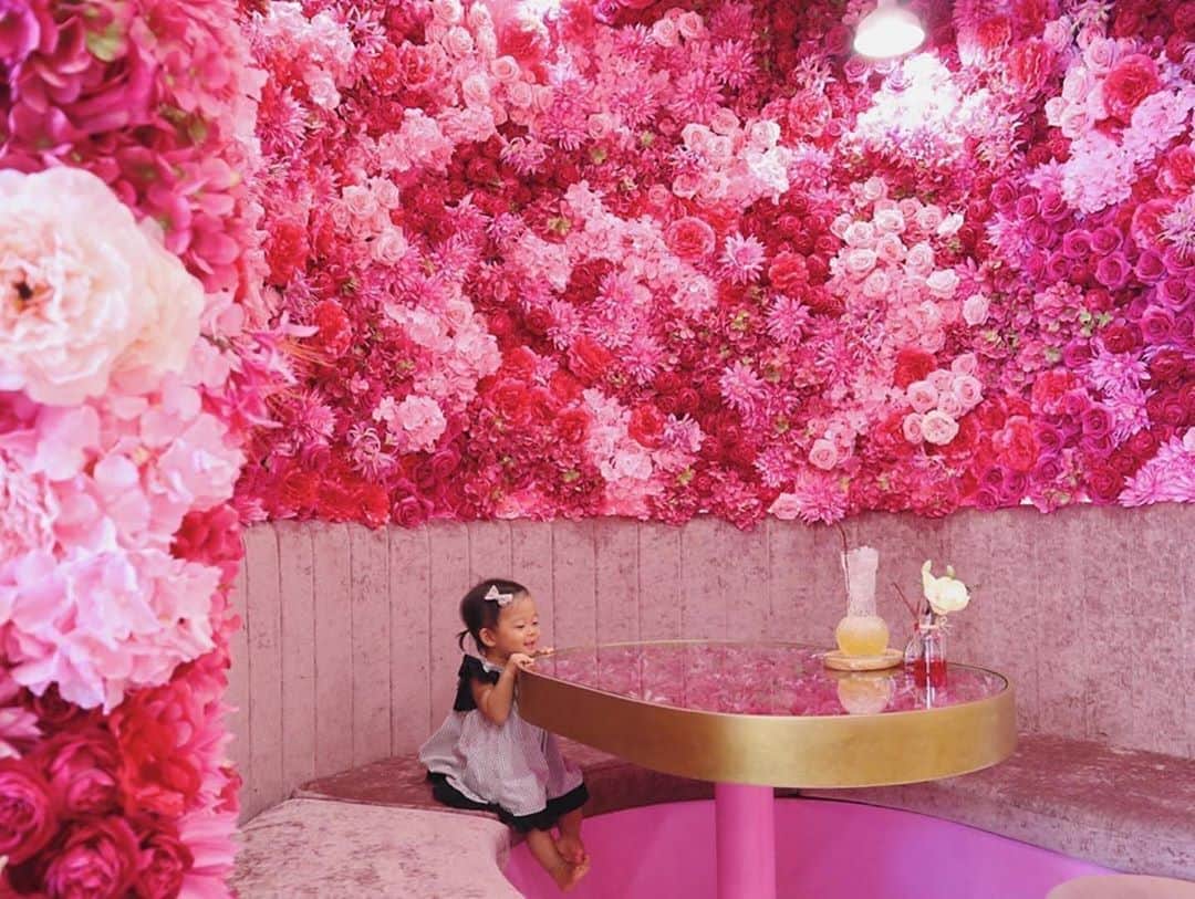 タイ国政府観光庁さんのインスタグラム写真 - (タイ国政府観光庁Instagram)「・﻿ ／﻿ 皆さま☀️﻿ サワッディー・カー🙏﻿ ＼﻿ ﻿ 今日の #thailovers は... @yu.me.bkk さん😘﻿ ﻿ お花尽くしのバンコクのカフェ「Kor Ra Kang」@kor.ra.kang でパチリ📸✨﻿ ﻿ 店内には、壁一面にピンクや紫のお花が敷き詰められた特別席が💐✨フォトジェニックでかわいい夢のような空間で、カフェ時間を過ごせます😍💞﻿ ﻿ 器もおしゃれなドリンクから、甘～いスイーツ、カレーやローストポークといったタイ料理もいただけますよ😋🎶﻿ ﻿ 📷 @yu.me.bkk  📍 バンコク﻿ ﻿ ・・・・・・・﻿ ［タイ好き（THAI LOVERS）な皆さんの写真を大募集🇹🇭💕］﻿ ﻿ ハッシュタグ #thailovers をつけて、タイで撮影した写真を投稿すると、こちらでご紹介させて頂くことがあります🐥﻿ ﻿ 皆様からの投稿をお待ちしています‼️﻿ ﻿ #repost #タイ #バンコク #カフェ巡り #カフェ好きな人と繋がりたい #こんなタイ知らなかった #もっと知りタイ #タイ旅行 #バンコク旅行 #旅好きな人と繋がりたい #旅行好きな人と繋がりたい #海外旅行 #キッズフォト #子供とお出かけ部 #thailand #bangkok #korrakangcafe #bkkcafe #thaifood #amazingthailand #thailandtravel #thailandtrip #thai #thaistagram #lovethailand #genic_thailand #kidsphotography #tabijyomap_thailand」9月19日 18時05分 - amazingthailandjp