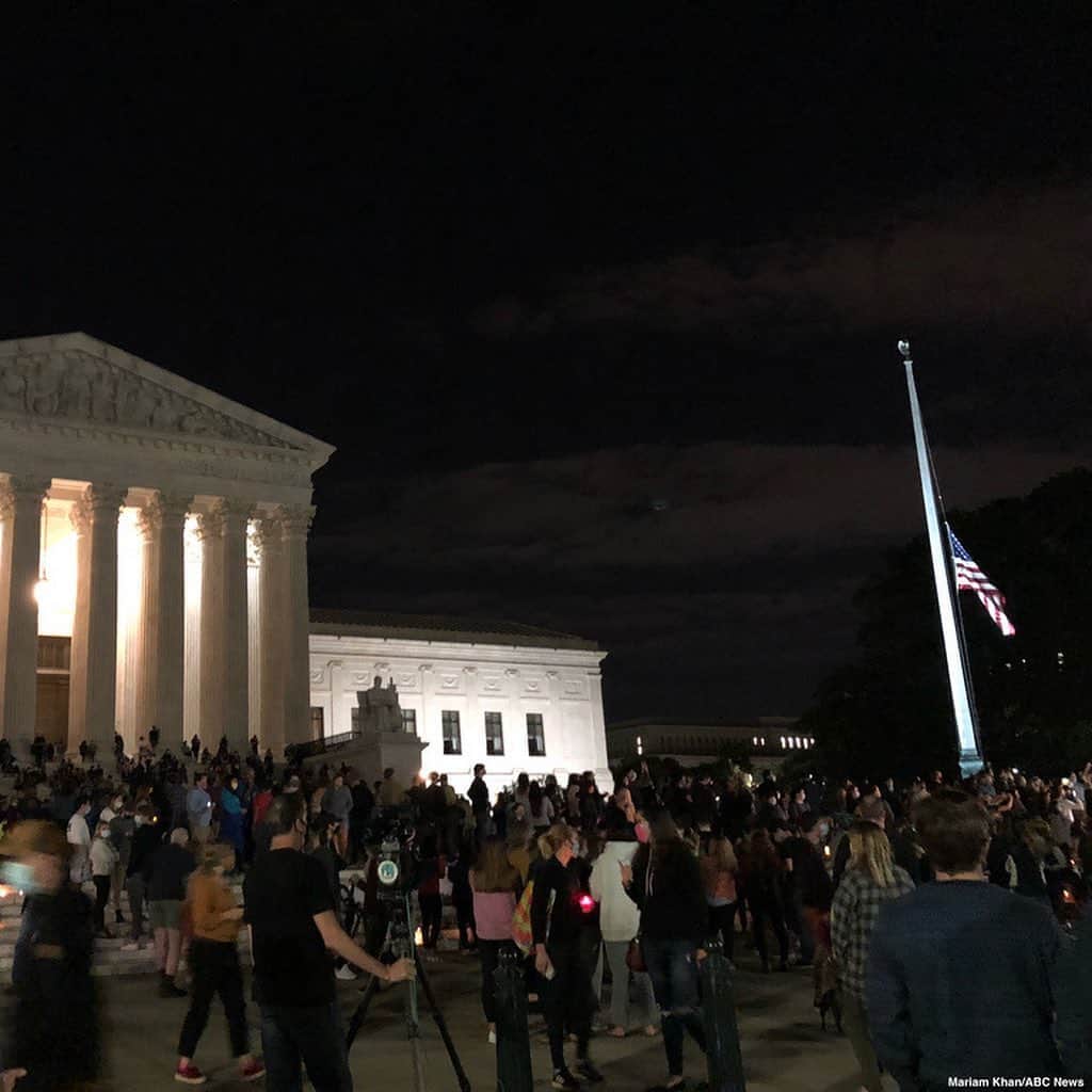 ABC Newsさんのインスタグラム写真 - (ABC NewsInstagram)「Mourners gather on the steps of the Supreme Court and hold a candlelight vigil following the passing of Justice Ruth Bader Ginsburg. #ruthbaderginsburg #supremecourt #washingtondc」9月19日 12時36分 - abcnews
