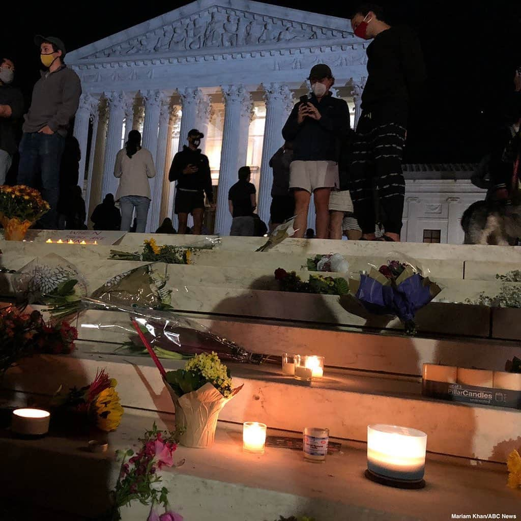 ABC Newsさんのインスタグラム写真 - (ABC NewsInstagram)「Mourners gather on the steps of the Supreme Court and hold a candlelight vigil following the passing of Justice Ruth Bader Ginsburg. #ruthbaderginsburg #supremecourt #washingtondc」9月19日 12時36分 - abcnews