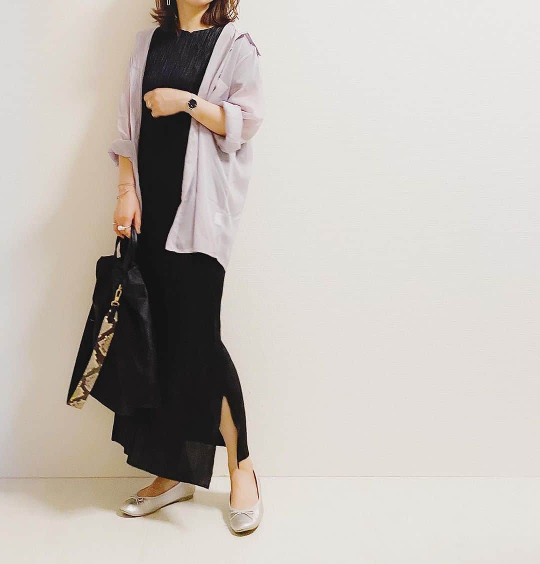 aiaiのインスタグラム：「Myuのプリーツワンピースが サラサラで涼しくて快適過ぎた✨ そして秋感足すためにシアーシャツを 羽織ってみる  ワンピース#myu  @myu____official  𝓬𝓸𝓸𝓻𝓭𝓲𝓷𝓪𝓽𝓮の詳細はブログに書いています  ✍︎ ✎ ✍︎ ✎ ✍︎ ✎ ✍︎ ✎ ✍︎ ✎   #fashion#outfit#style#coordinate#instagood#ootd#pic#instapic#コーデ#コーディネート#スタイリング#プチプラコーデ#本日のコーデ#大人カジュアル#プチプラ  #カジュアル  #アラフォーコーデ #アラフォーファッション#40代ファッション#プリーツワンピース#ワンピース#ワンピースコーデ #シアーシャツ#バレエシューズ」