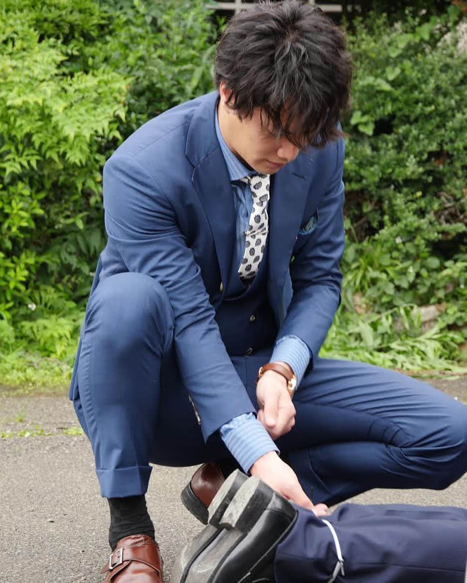 俺たちはあぶなくない（俺あぶ）ドラマ公式のインスタグラム：「‪シュッ‼️‼️‬ ‪刑事らしくない今どきな若者なのか、案外刑事なのか、よくわからない男です。‬ ‪#俺あぶ #ドラマ特区‬ ‪#1話場面写真‬ ‪#鈴木伸之 #1話見逃し配信中‬ ‪#俺たちはあぶなくない #ポリスコメディ‬」