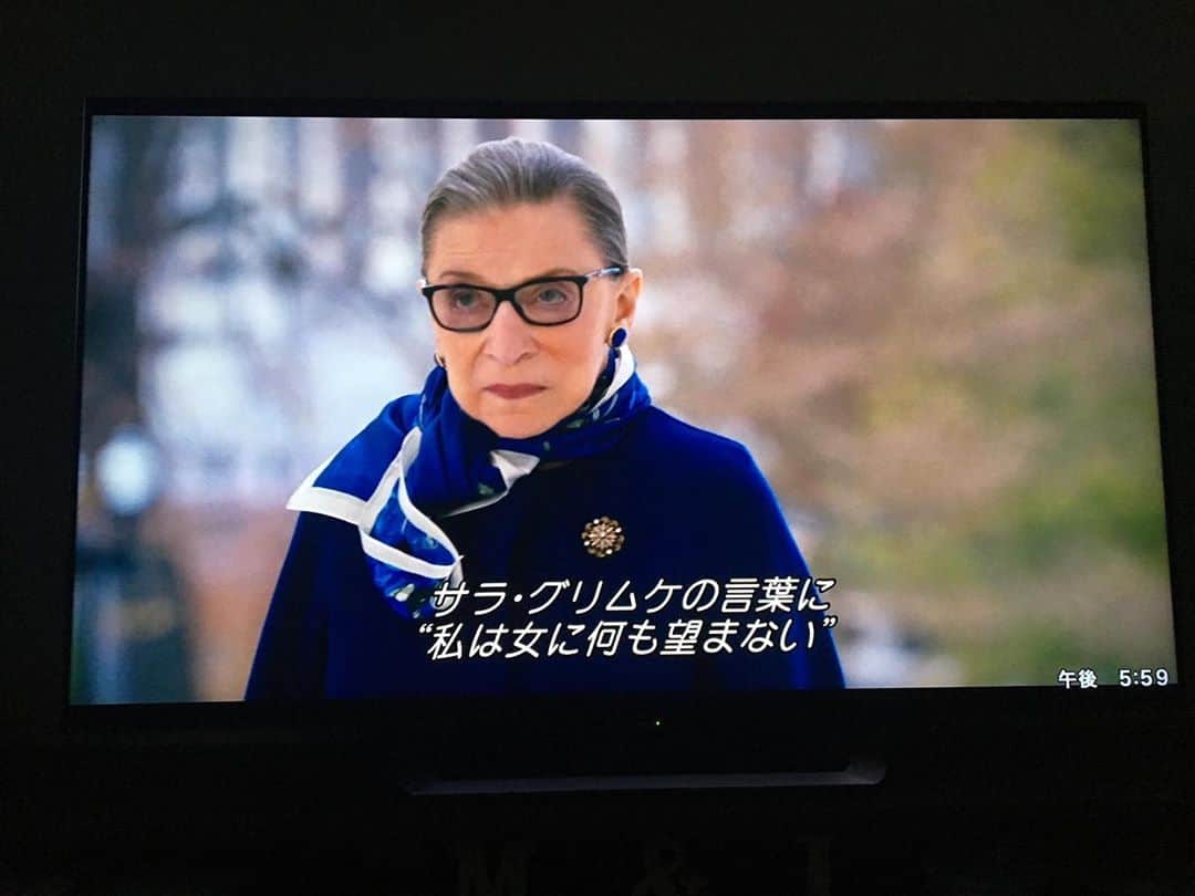 小西美穂のインスタグラム：「米国史上2人目の女性最高裁判事、﻿ ルース・ベイダー・ギンズバーグ氏が﻿ 亡くなりました。87歳。﻿ ﻿ 女性差別の存在にさえ﻿ 気づいていない人がいた時代に﻿ 逆境や差別に負けず、強固な意志で立ち向かった人。﻿ ﻿ 伝記映画『ビリーブ 未来への大転換』を見たとき、﻿ 心が震えるほど感動して﻿ 思わず写メしていました。﻿ ﻿ 平等な社会へ道を切り開き、﻿ 多くの人の人生に﻿ はかりしれない影響を与えたギンズバーグ氏。﻿ ﻿ 尊敬と感謝の気持ちを込めて。﻿ 安らかに眠ってください。﻿ ﻿ #RBG﻿ #ギンズバーグ #ルースベイダーギンズバーグ #ruthbaderginsburg #映画 #ビリーブ未来への大逆転 #ジェンダー #ジェンダー平等 #genderequality #womenempowerment #women #womenrights #womenrightsarehumanrights」