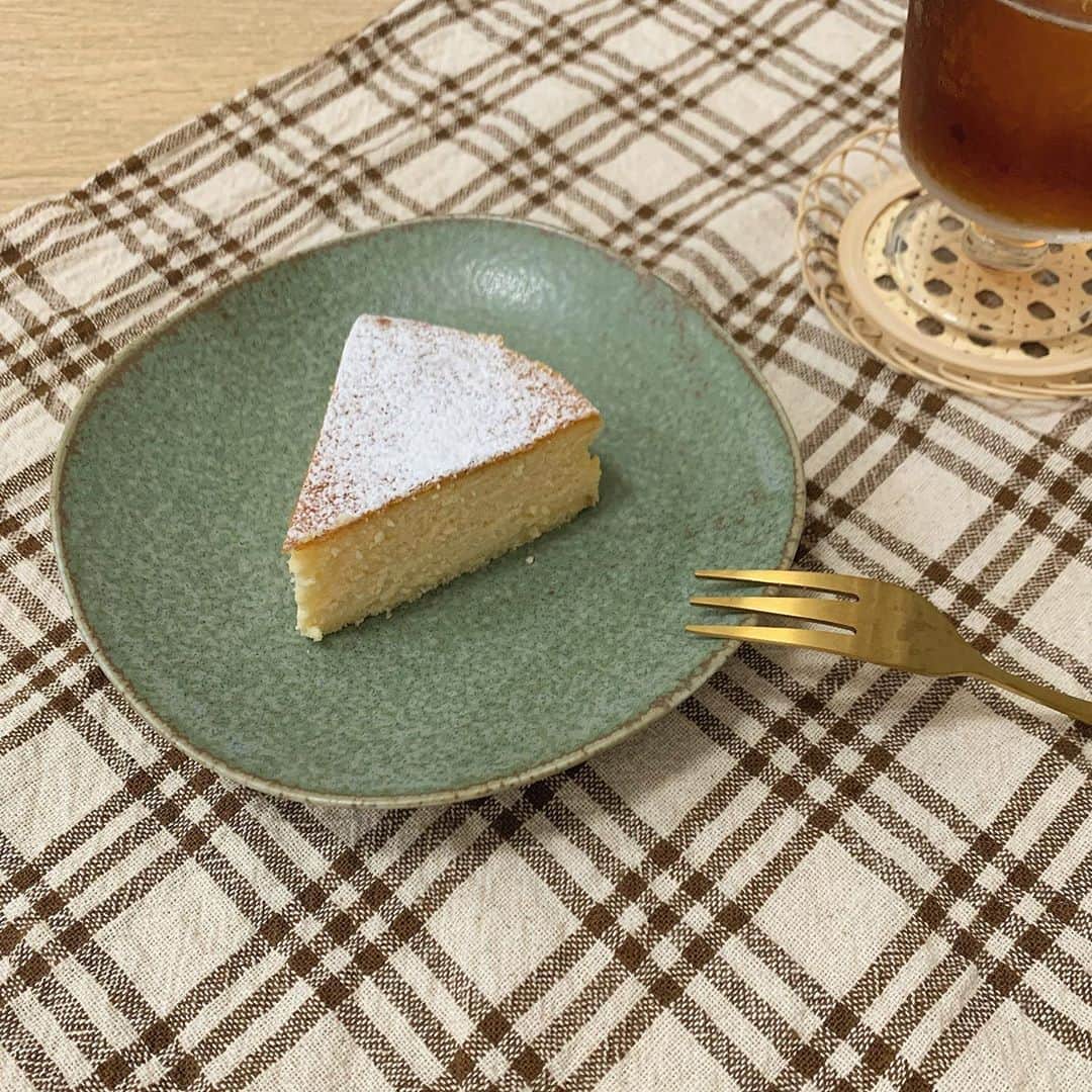前田亜美のインスタグラム：「. . たまに食べたくなるチーズケーキ‪𓂃 𓈒𓏸◌‬. . . おうちで過ごす事増えたから 初めてお取り寄せしてみた ᐠ ♡ ᐟ. . . @patisserietomoji のチーズケーキです‪ 𓈒𓏸. チーズケーキ種類多くてどれも好きだけど… 1番好きな ”しっとりホロホロ” するタイプで意外とあっさりしててサイズもちょうど良くて好きなやつだった \(◜▿◝ )/👏🏻ｼﾞﾌﾞﾝｾｲｶｲ . . 今日はzoomでお仕事でっす！できるかな… (・∇・)笑 . .  #おうちカフェ #チーズケーキ　#カフェ #Cafe #」