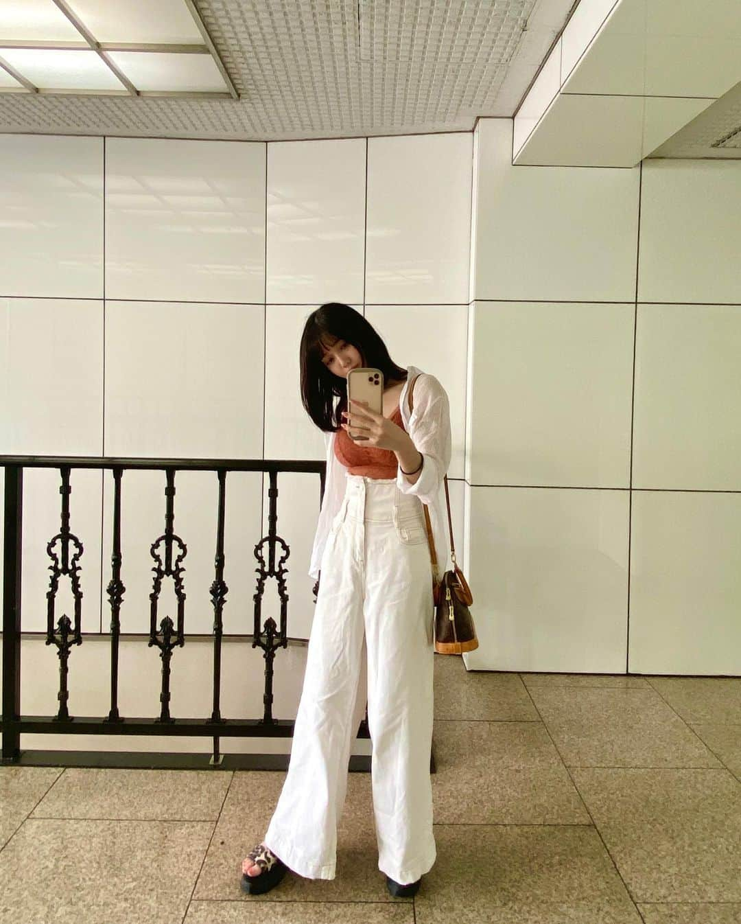 松川菜々花さんのインスタグラム写真 - (松川菜々花Instagram)「・ 私服🧡 tops→ @belle__lingerie  pants &shoes→ @emoda_official  羽織り物→in korea bag→ @louisvuitton」9月19日 12時45分 - matsukawa__nanaka